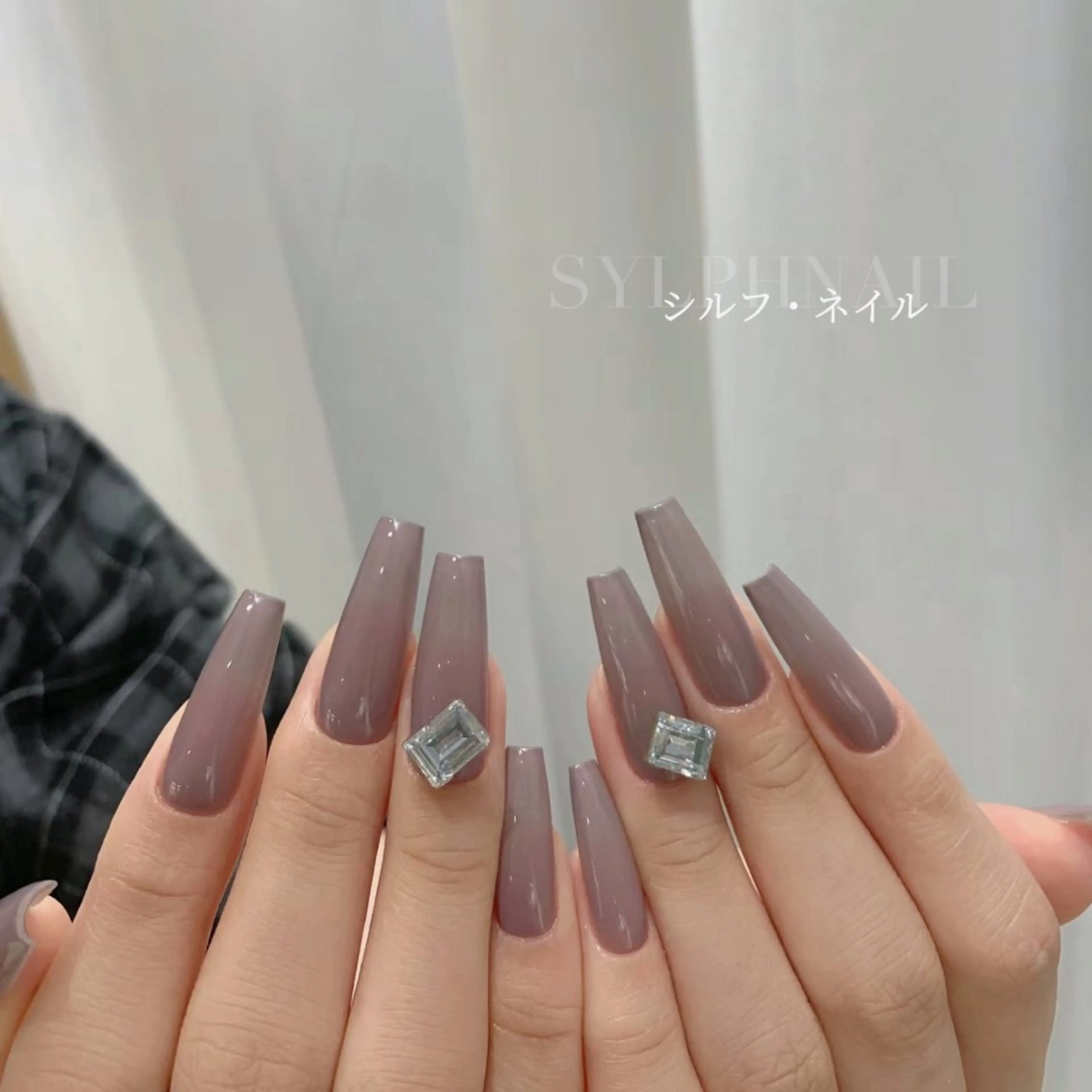 【チップ長さ出し】ワンカラー+パーツ2個　初回ジェルオフ無料の写真