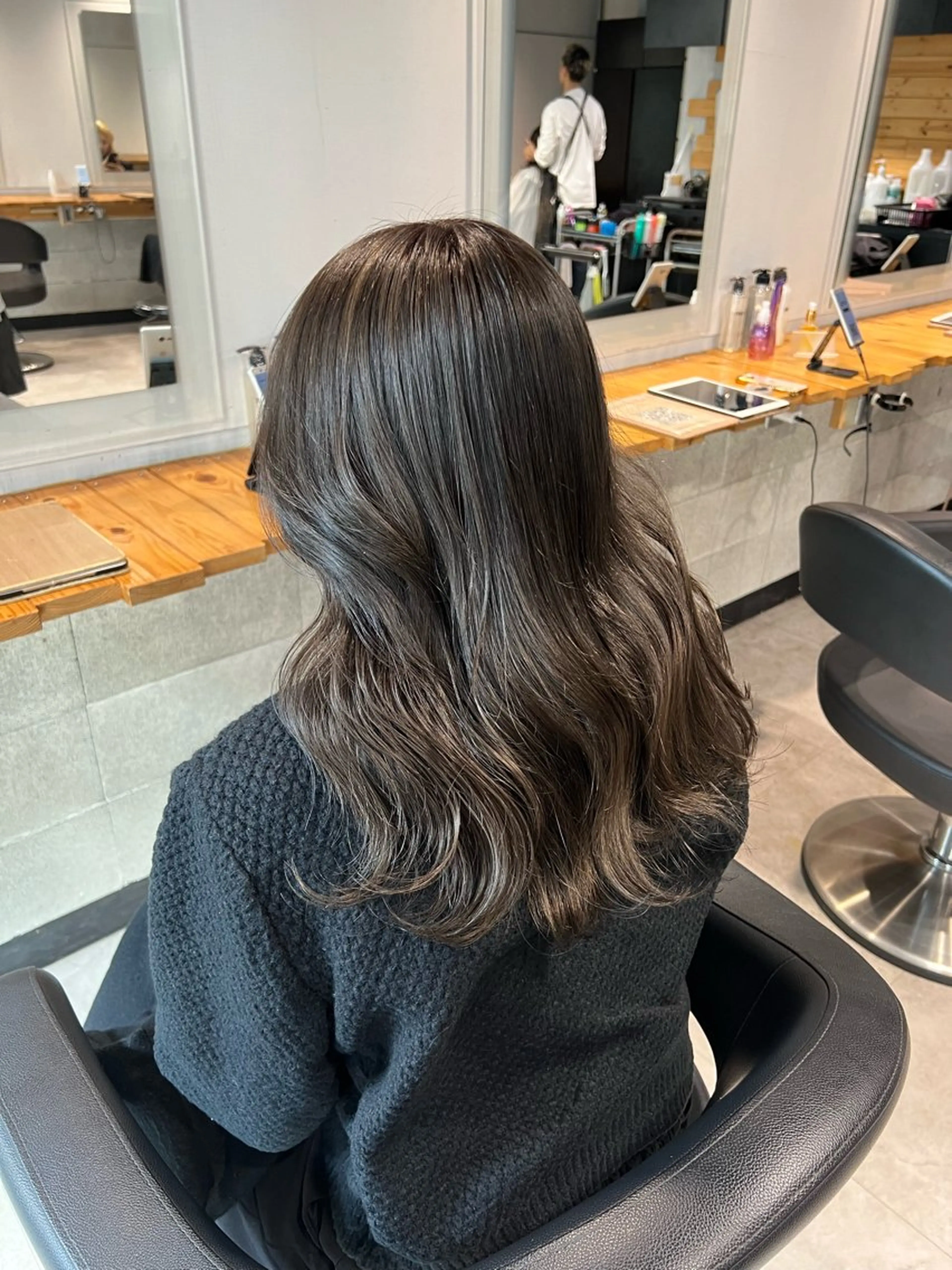 ミディアム カラー ブリーチ 透明感カラー グレージュ 髪質改善 トリートメント ヘアカラー トリートメント NANAMI🩵 大人可愛い韓国ヘアのヘアスタイル