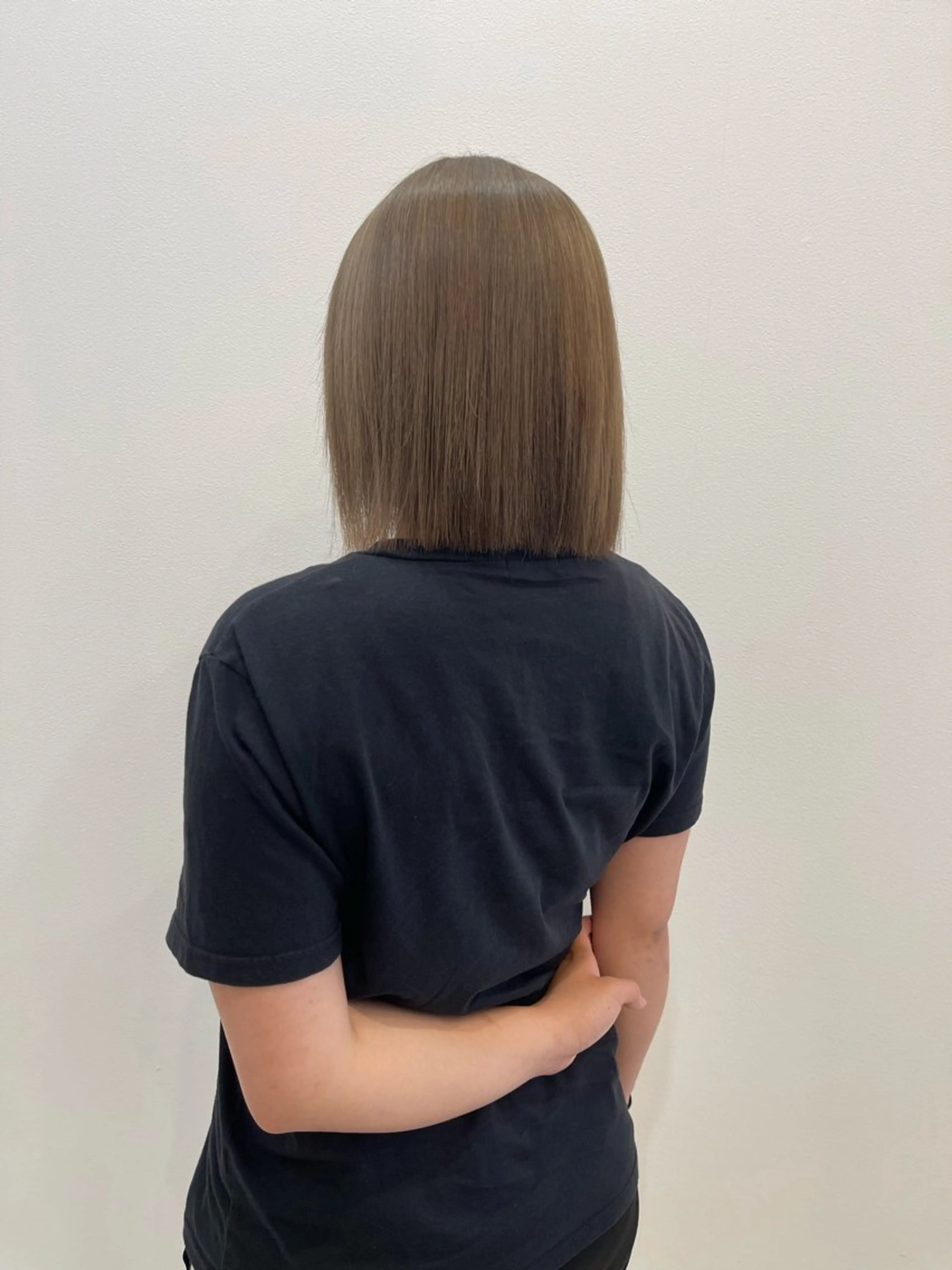 カラー アッシュ ブリーチ ハイトーンカラー ミルクティーアッシュ LAKING SHIGA所属・村瀬 遼のヘアスタイル