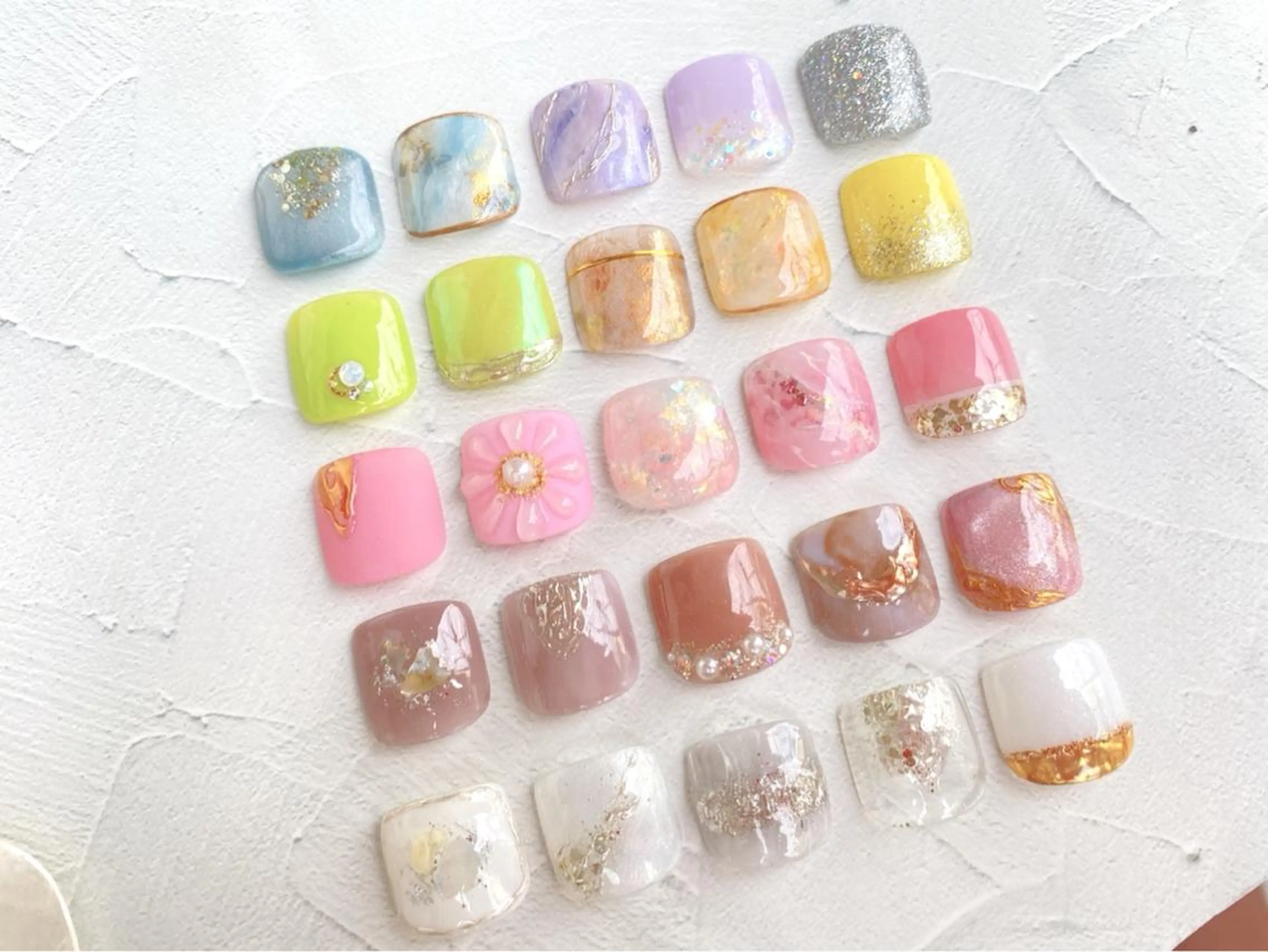 サンダルに向けて🤍フットネイル親指2本デザイン選び放題😍オフなしの写真