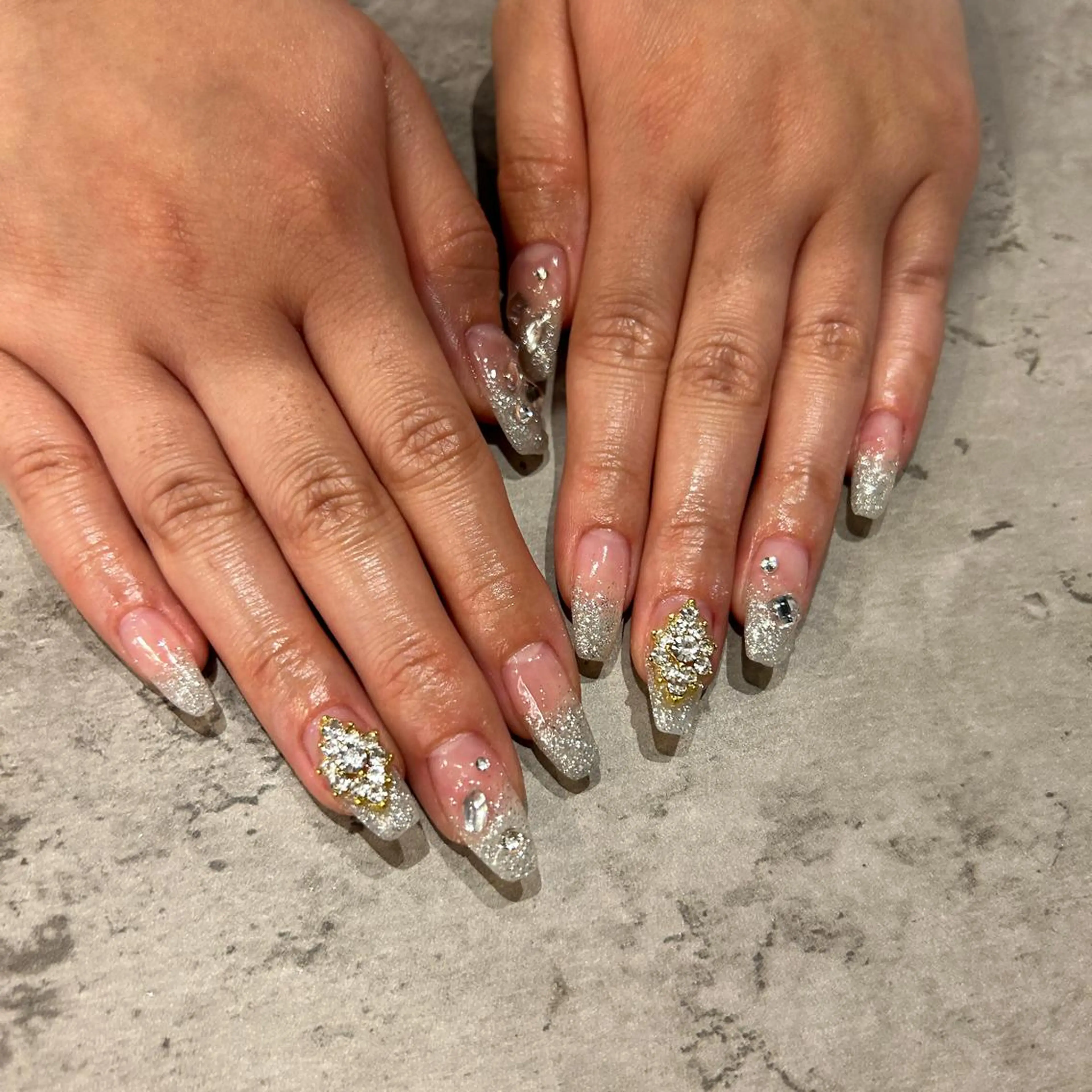 ネイル 長さ出し グラデーション キラキラネイル ラメ(グリッター) ラメグラデーション ハンドネイル sayaka 🩰のネイルデザイン