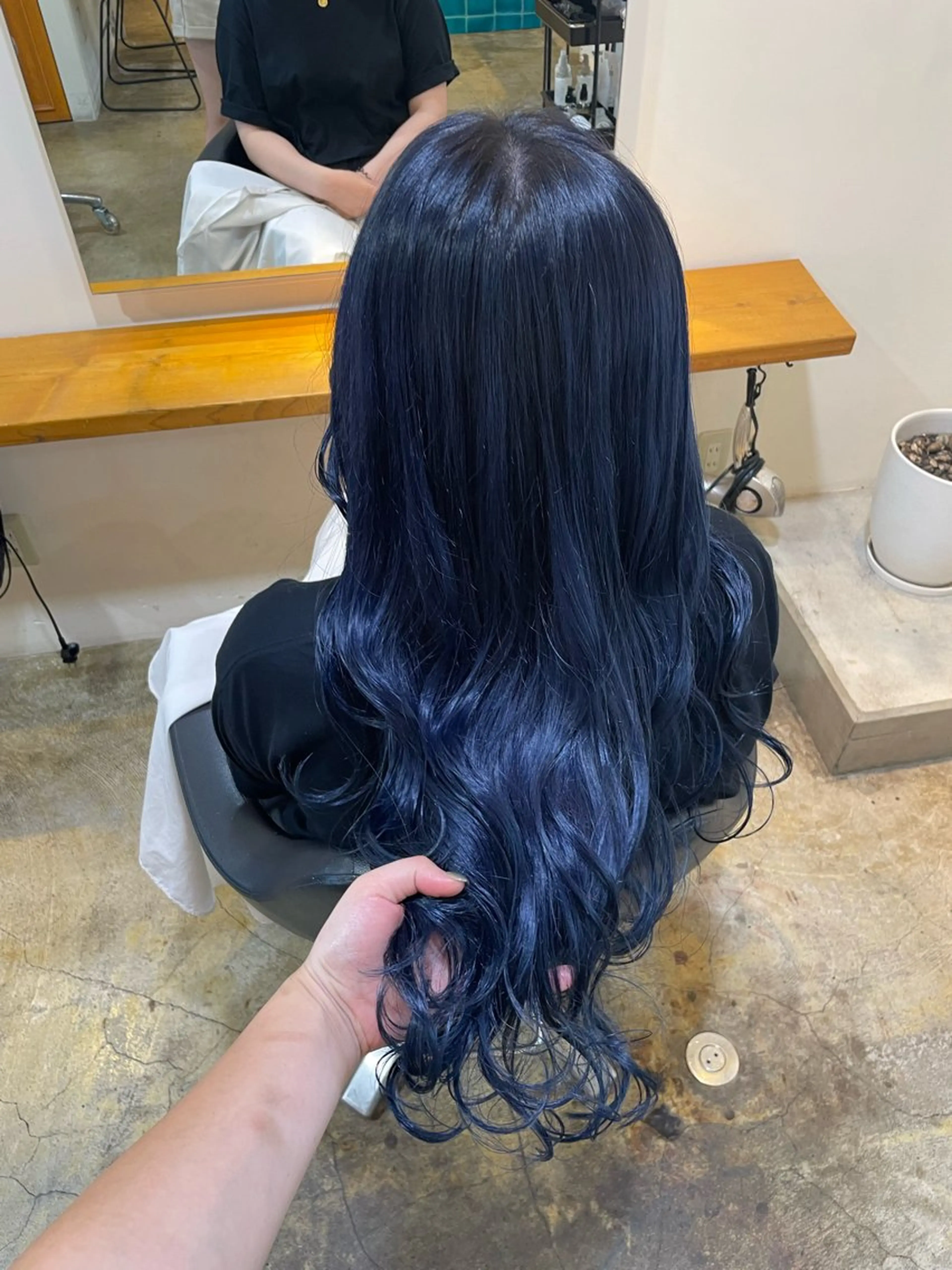 ロング カラー ブリーチ ブルーカラー ヘアカラー トリートメント MIOベージュカラー 柔らかいカラーのヘアスタイル