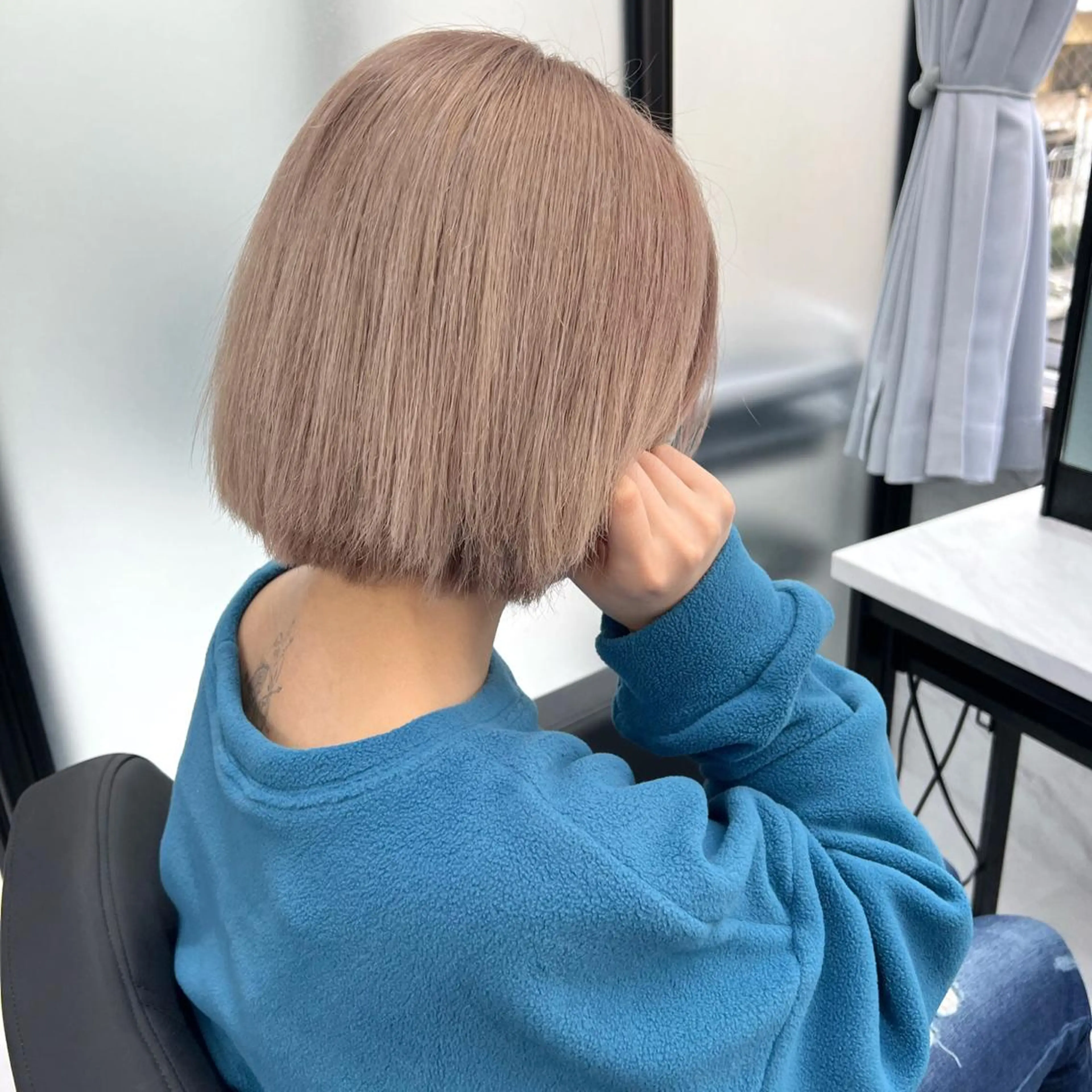 ショート カラー シールエクステ ハイトーンカラー エクステ ヘアカラー シールエクステ特化 ハイトーン、NANAのヘアスタイル