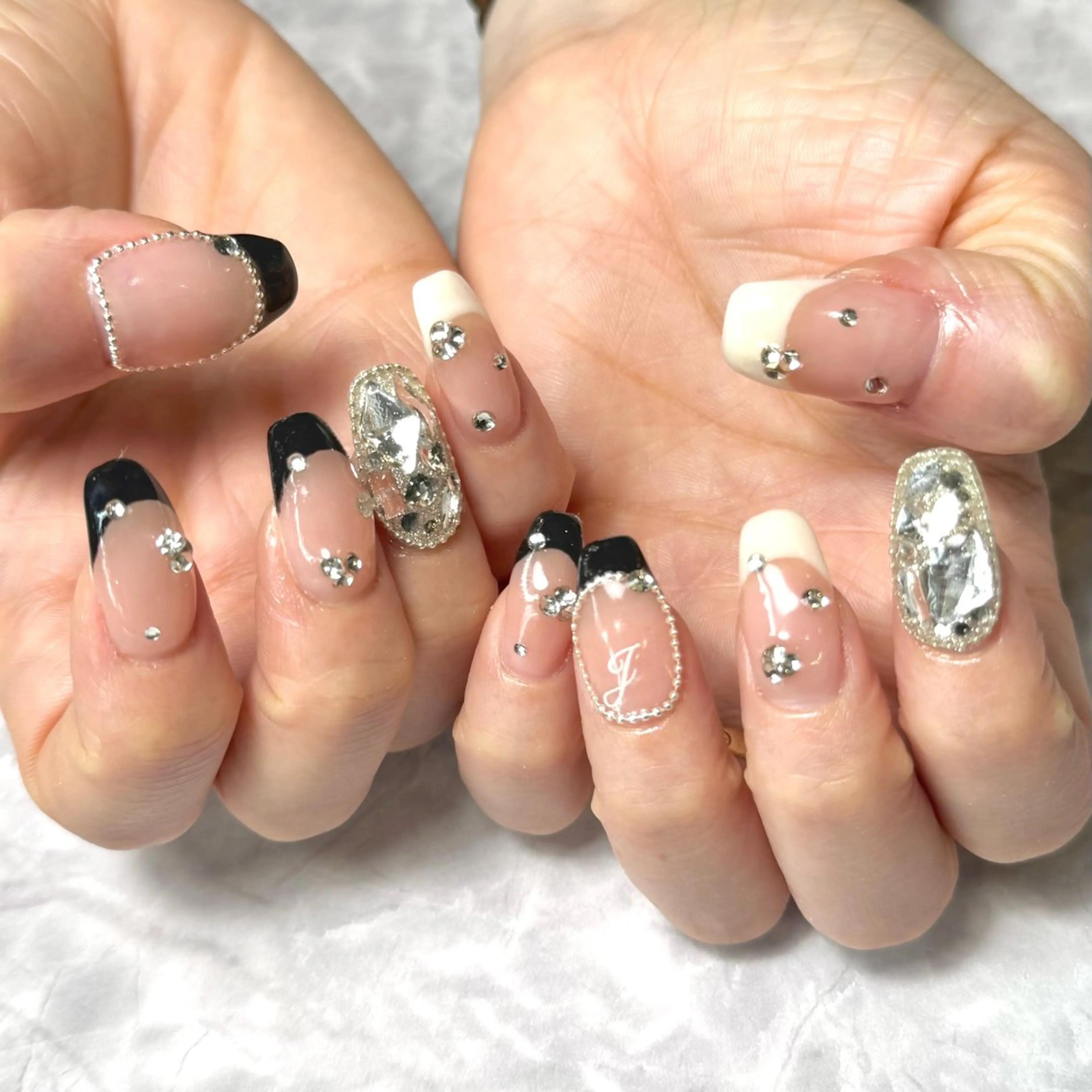 ネイル フレンチネイル ハート キラキラネイル バレンタイン ワンホンネイル ハンドネイル Nail Salon Lillion【リリオン】所属・lillion karenのネイルデザイン