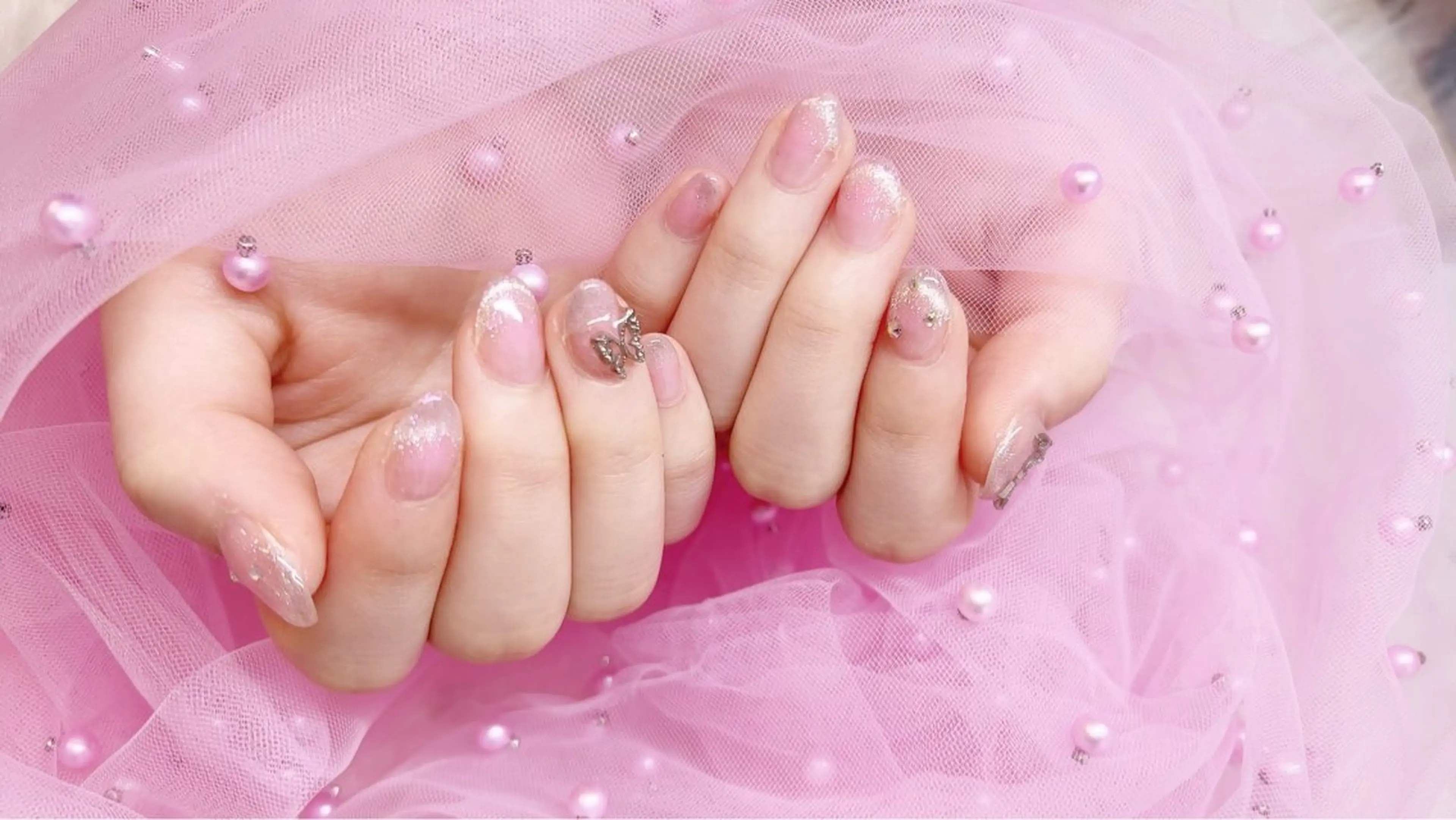 ネイル チークネイル フレンチネイル マグネットフレンチ ストーンネイル ワンホンネイル Y. 🍒maki🍒ྀིのネイルデザイン