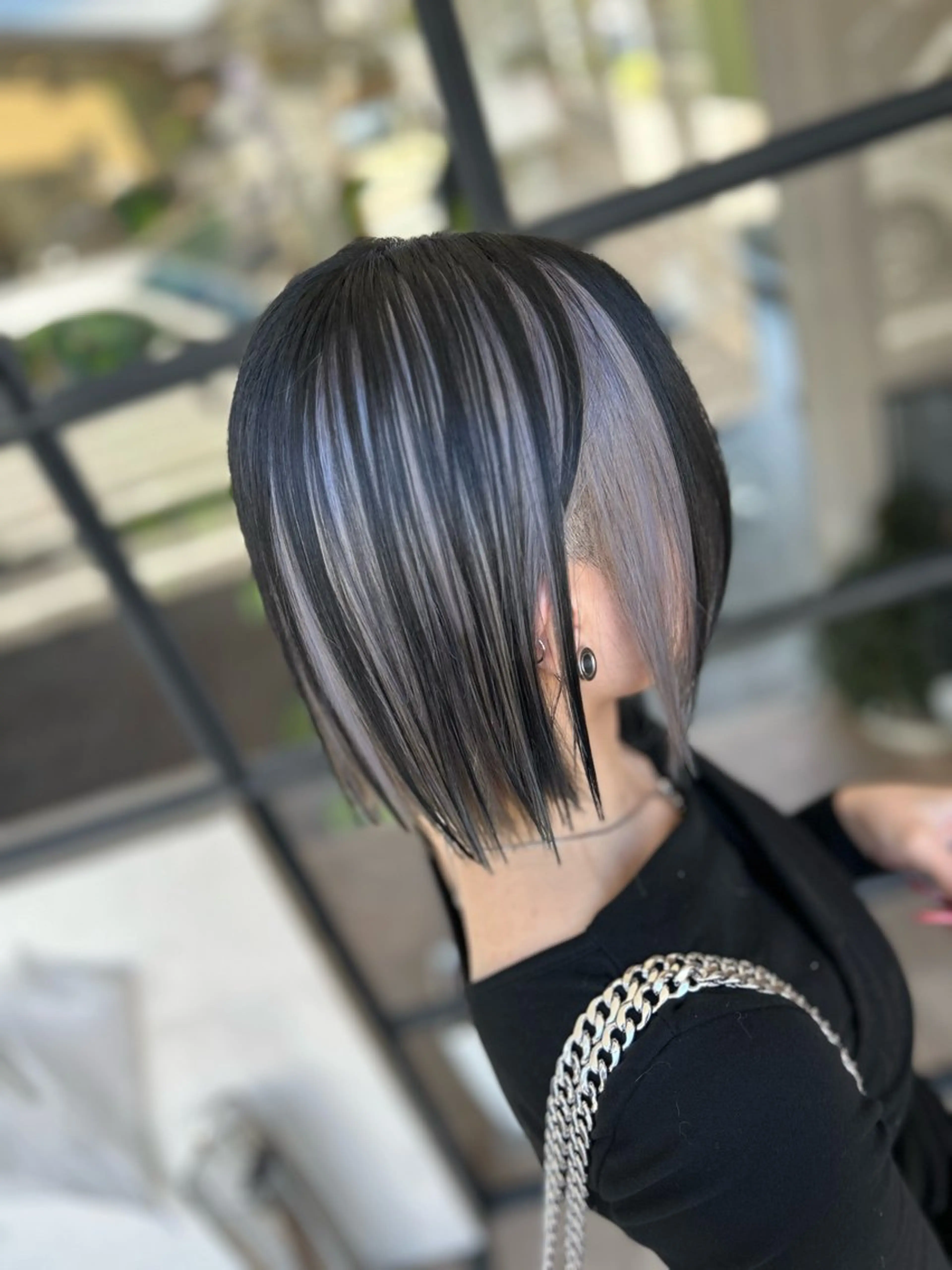 ショート カラー 黒髪 ブリーチ シルバー カット ヘアカラー トリートメント Morpho Hair Product所属・井上 花音のヘアスタイル