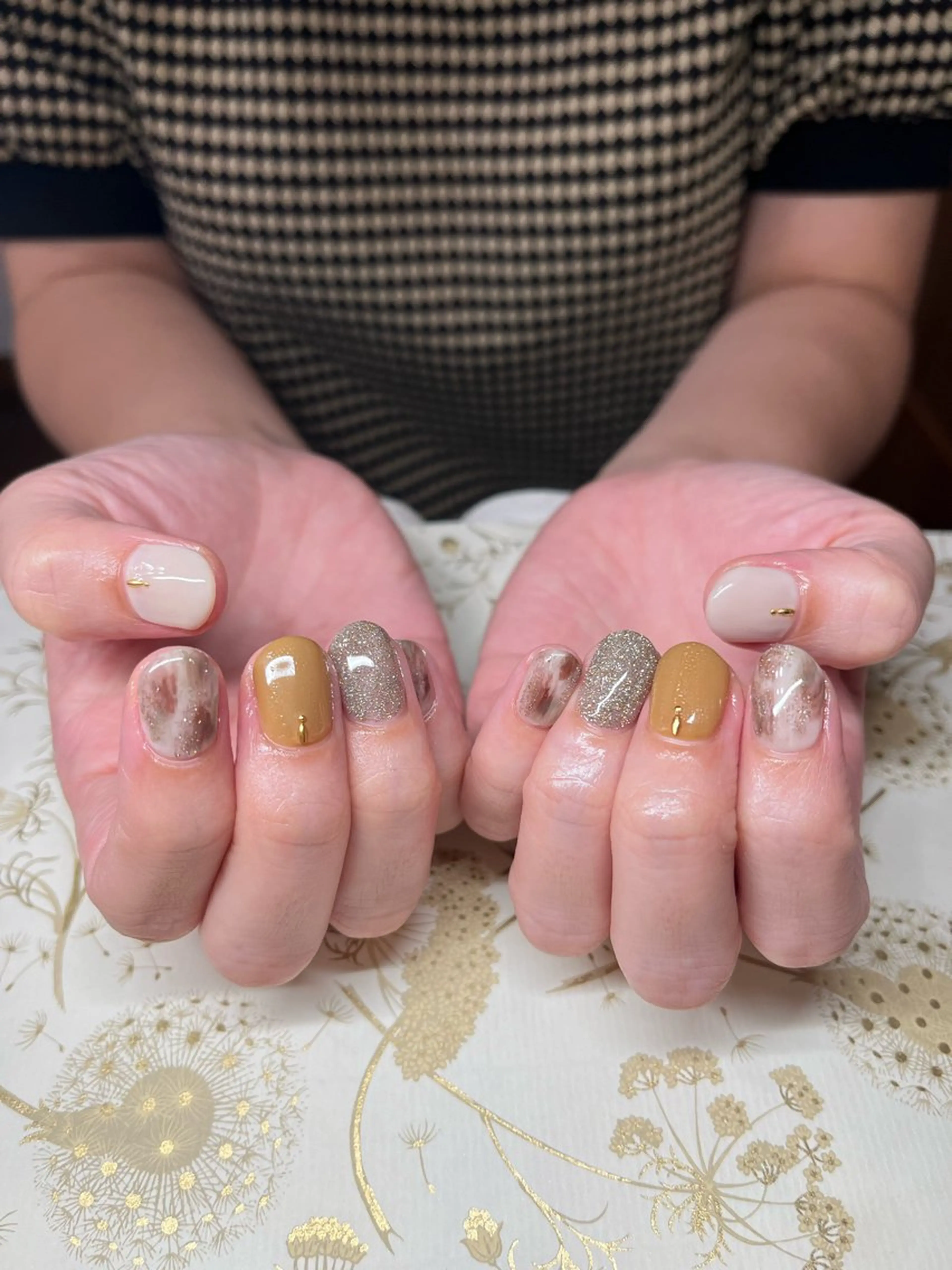 ネイル べっ甲ネイル フラッシュネイル ホワイト 黄色 ハンドネイル miel nailのネイルデザイン