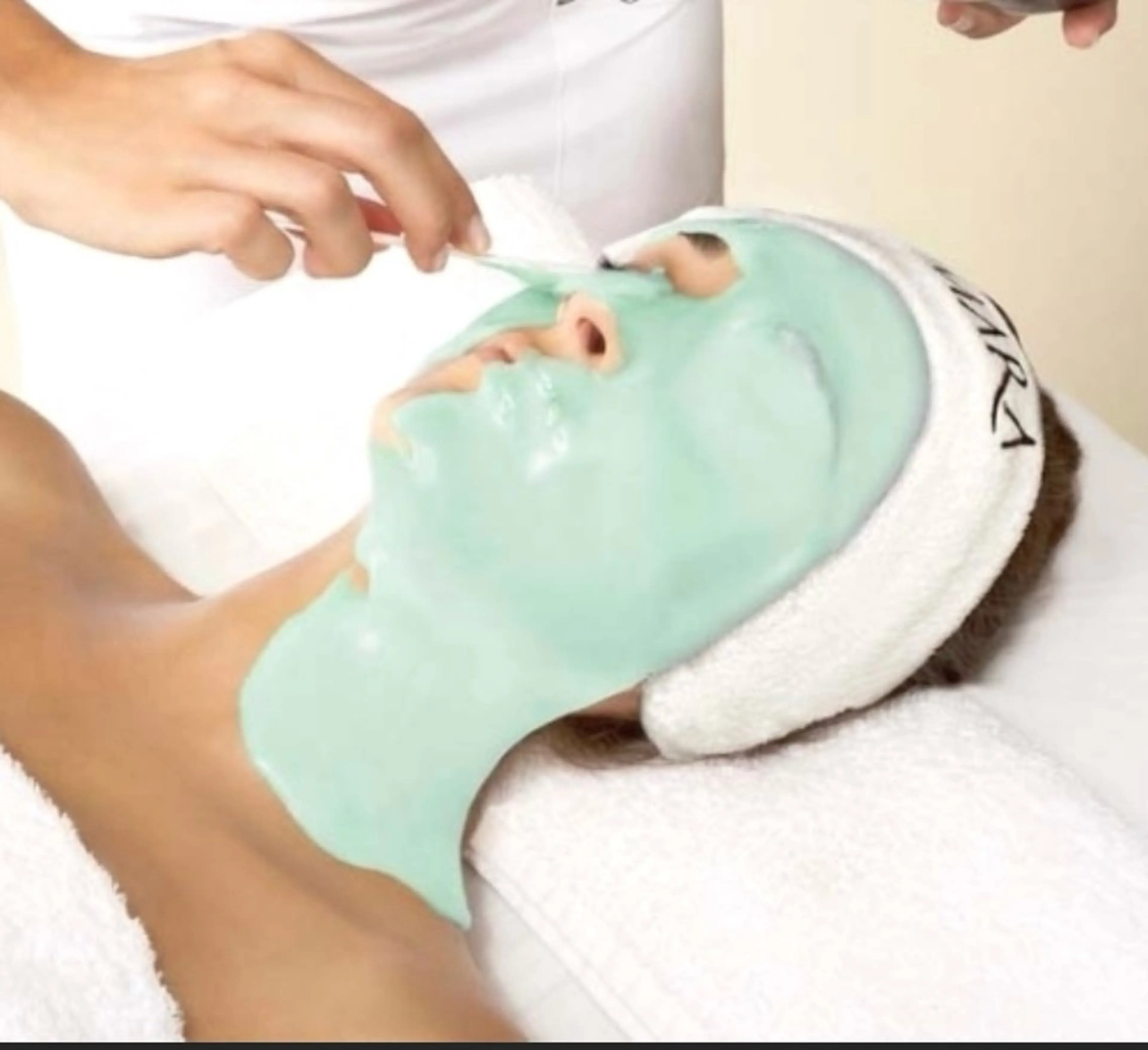 《小顔フェイシャルエステ＆CASMARA マスクコース》　しっかり顔にコラーゲンを注入します！の写真