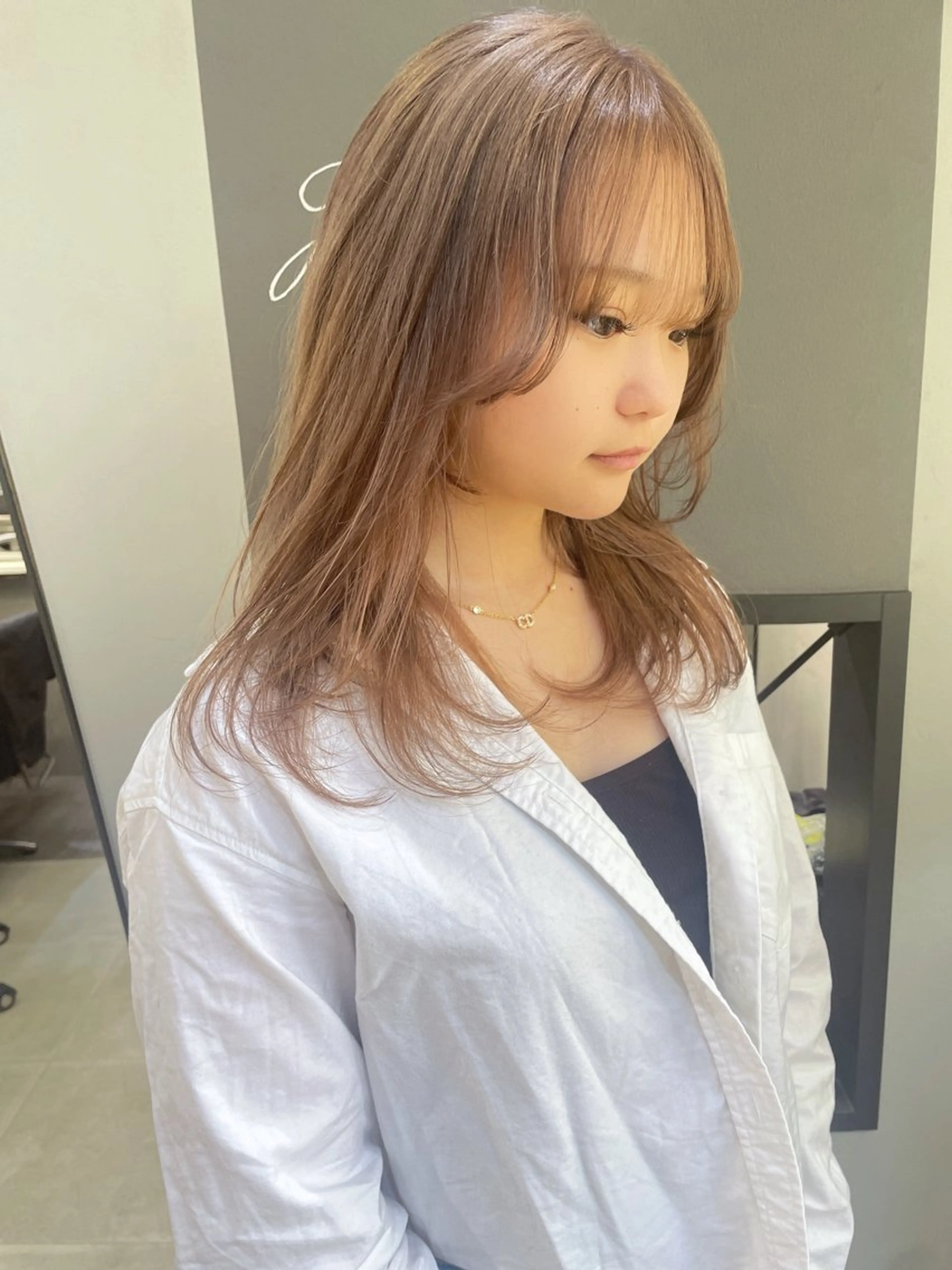 セミロング カラー ベージュカラー AIRI layer cut hairのヘアスタイル