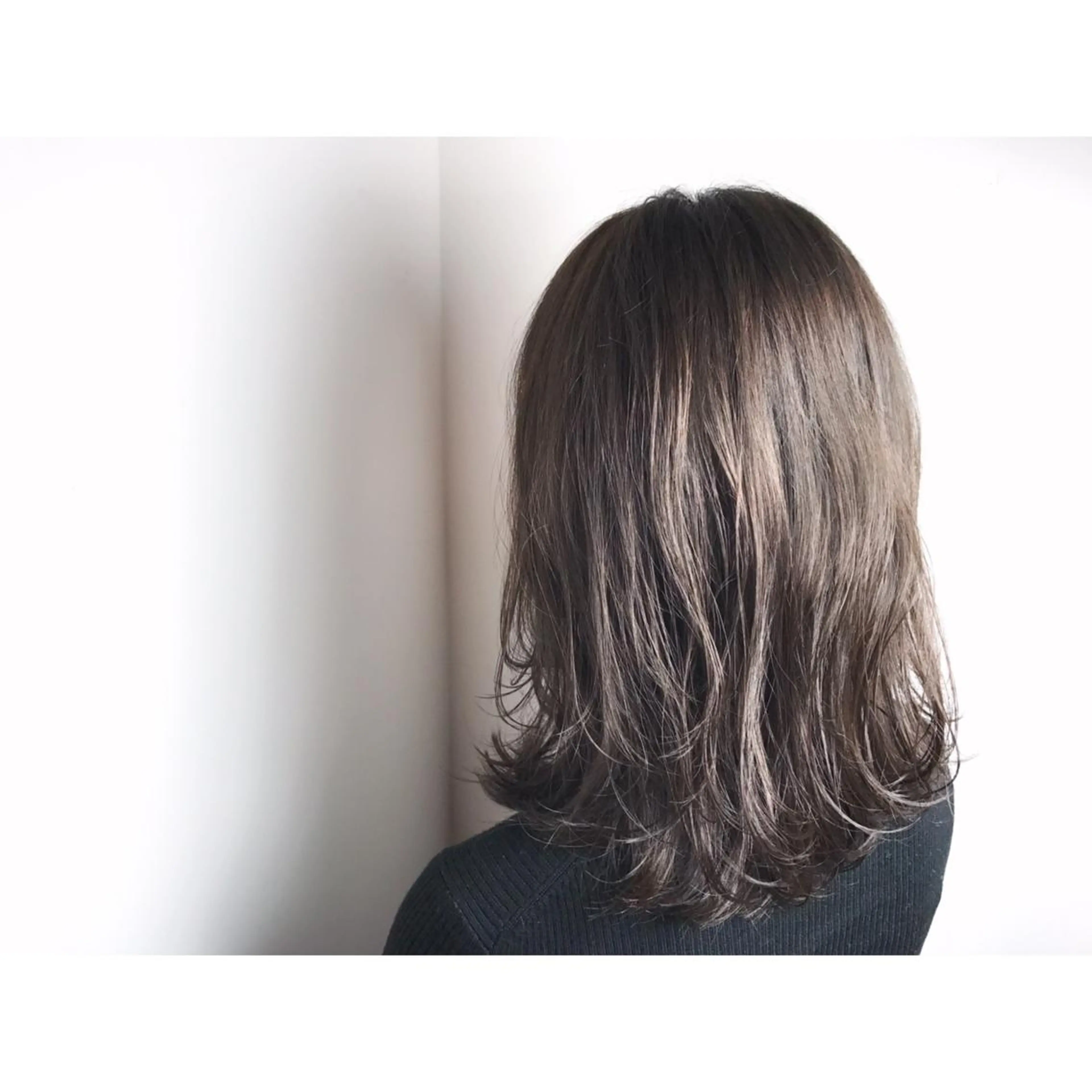 ミディアム カラー パーマ ミディアムパーマ ブルーカラー ブルージュ ショート/レイヤー なら石井知希のヘアスタイル