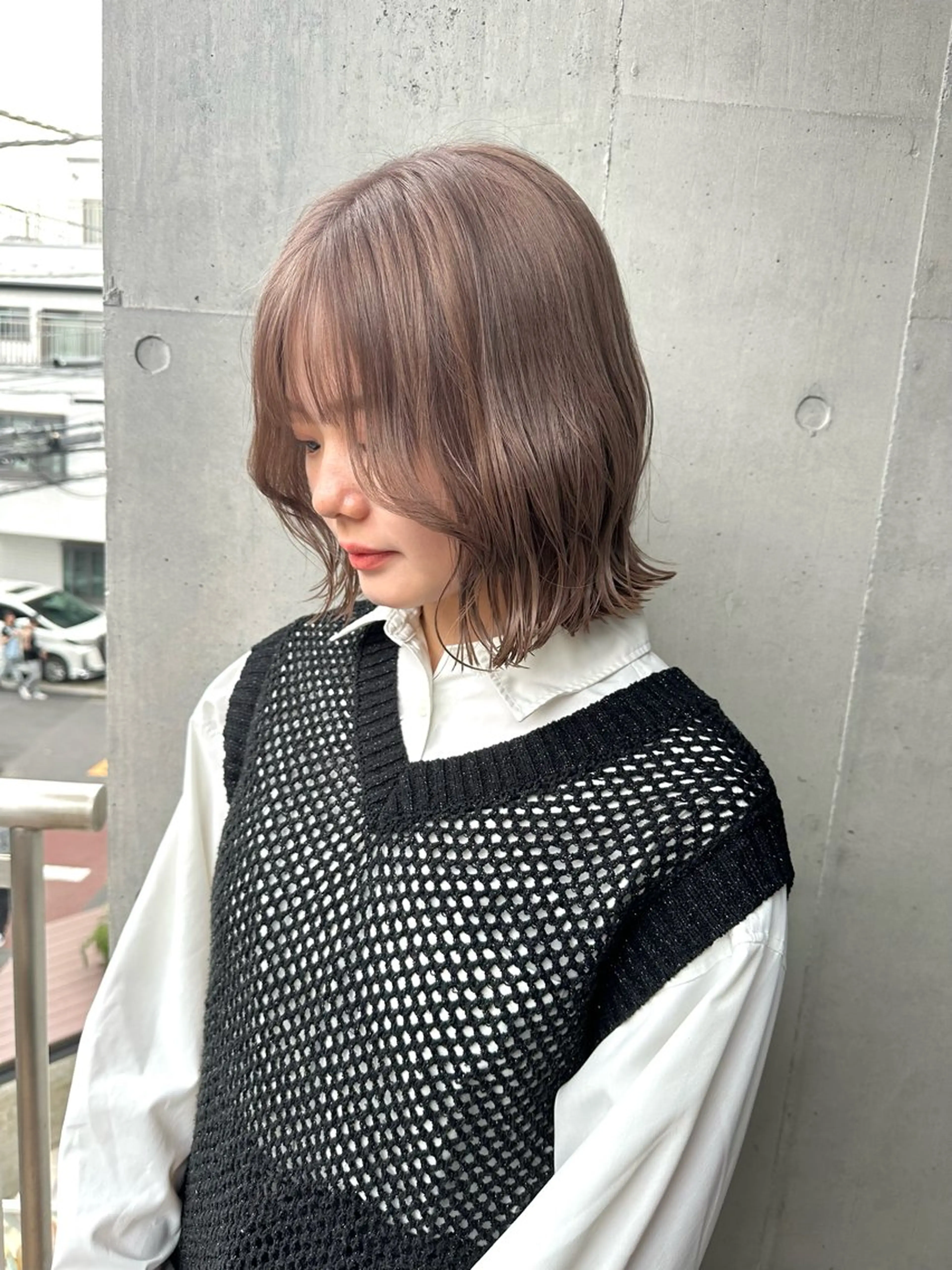 ミディアム カラー 切りっぱなしボブ ベージュカラー グレージュ ラベンダーカラー ラベンダーグレージュ カット ヘアカラー トリートメント ARCANAブリーチ レイヤーカット/原宿のヘアスタイル