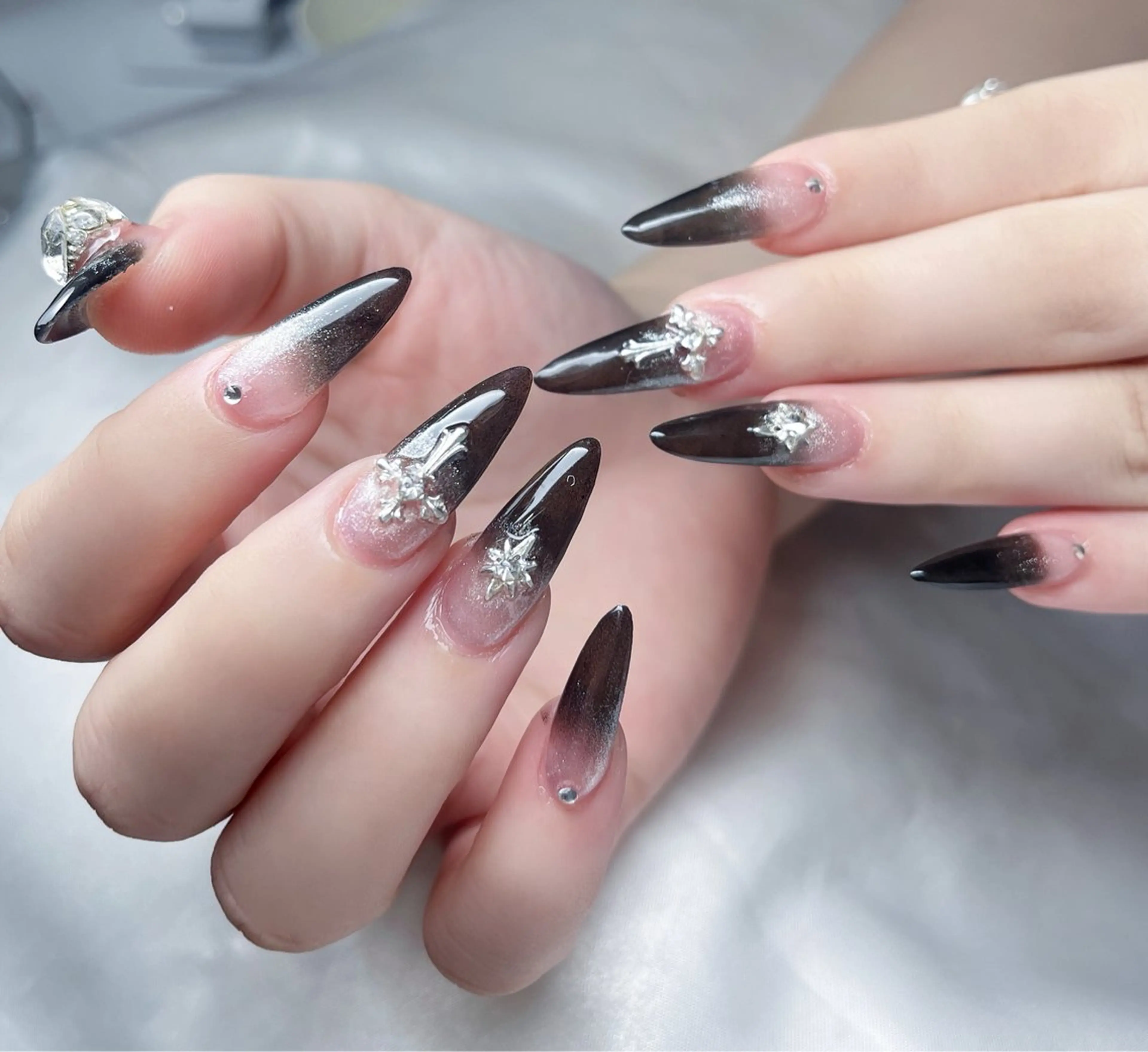 ネイル フットネイル フレンチネイル グラデーション キラキラネイル マグネットネイル ハンドネイル Lina nailのネイルデザイン