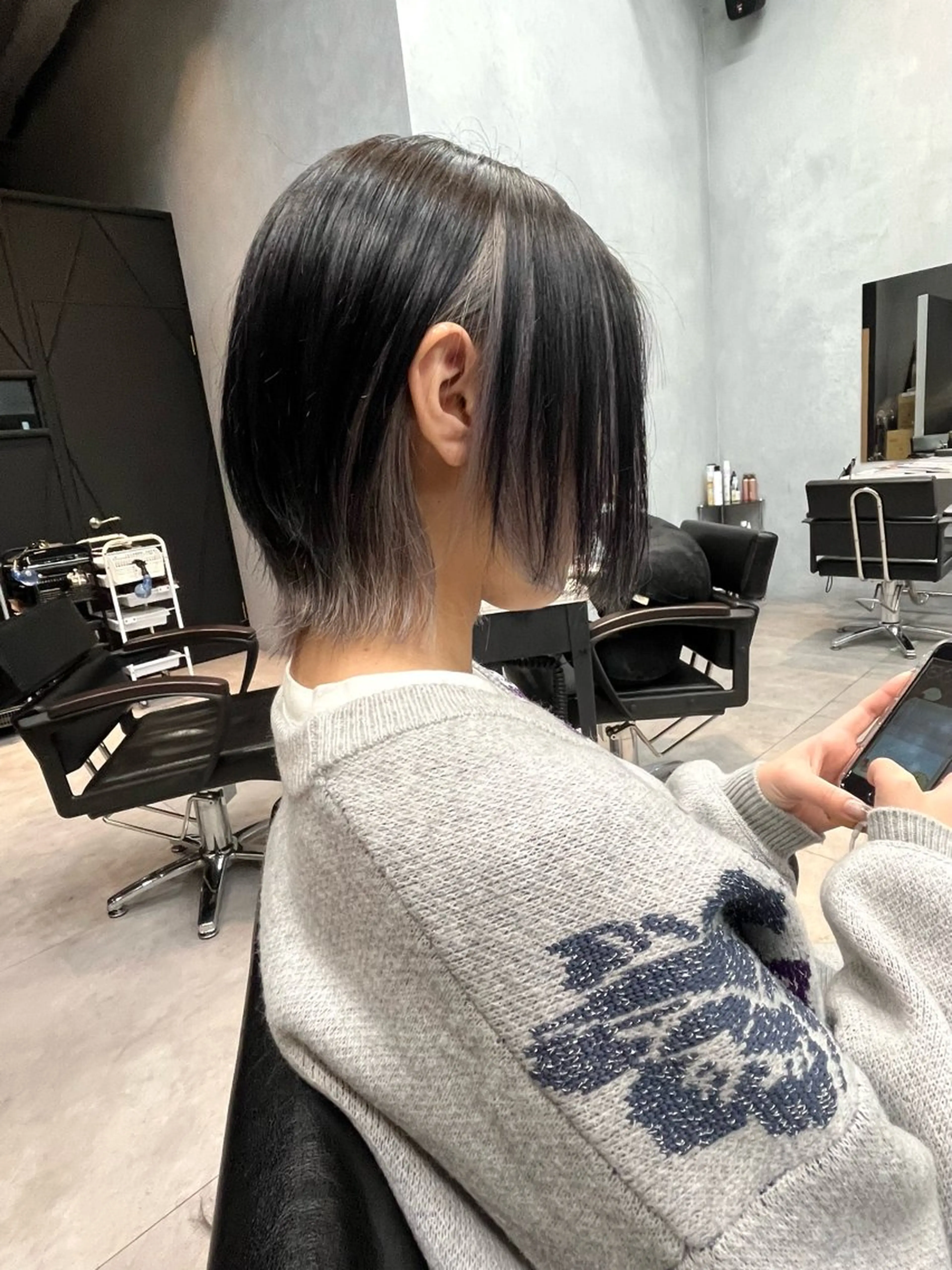ミディアム カラー インナーカラー シルバー ウルフカット カット ヘアカラー tomoka 推しカラーのヘアスタイル