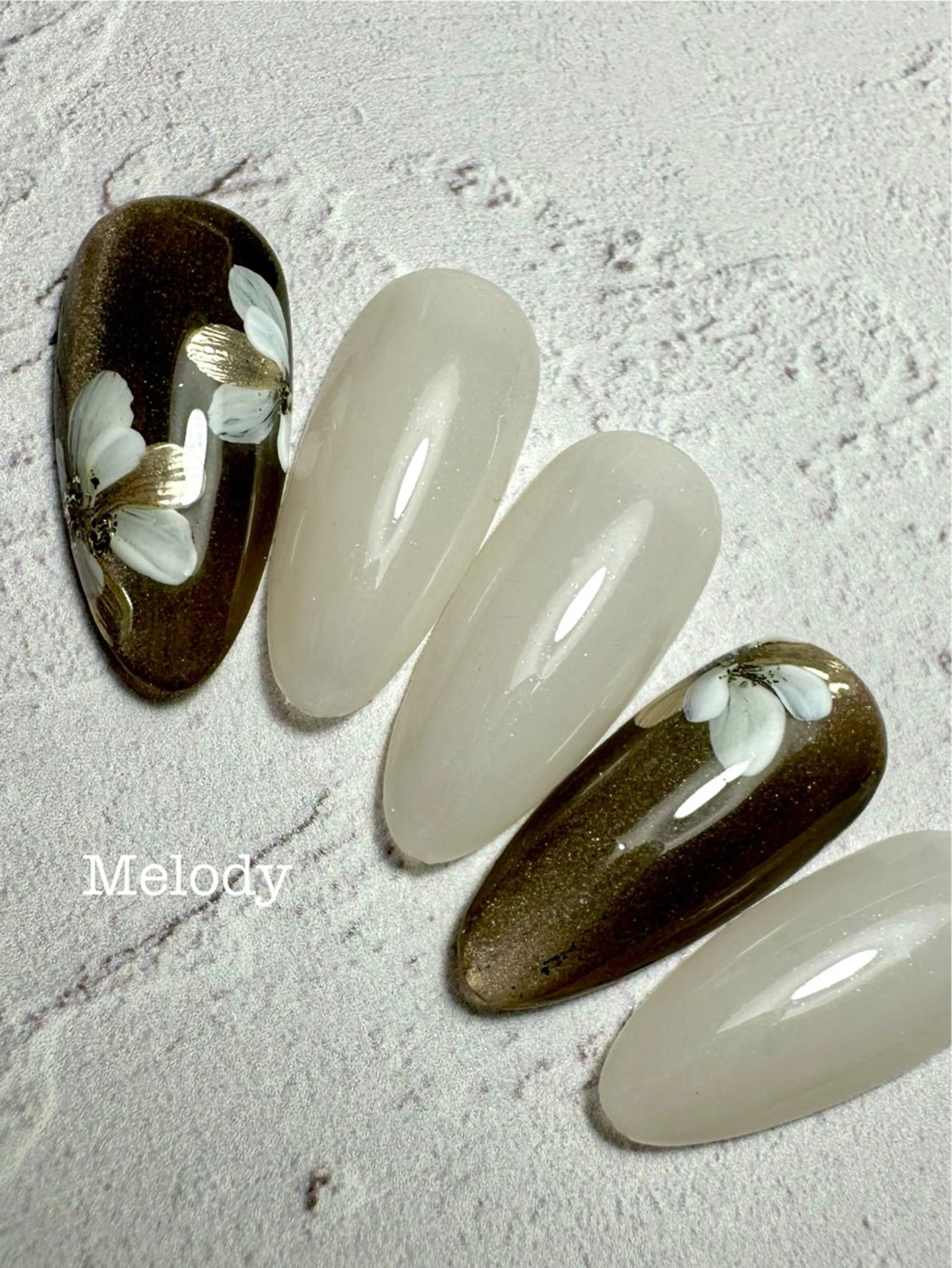 【初回・ハンド】12月キャンペーンネイル① (マグネット×奥行きフラワーアート)オフィスネイルにおすすめの写真