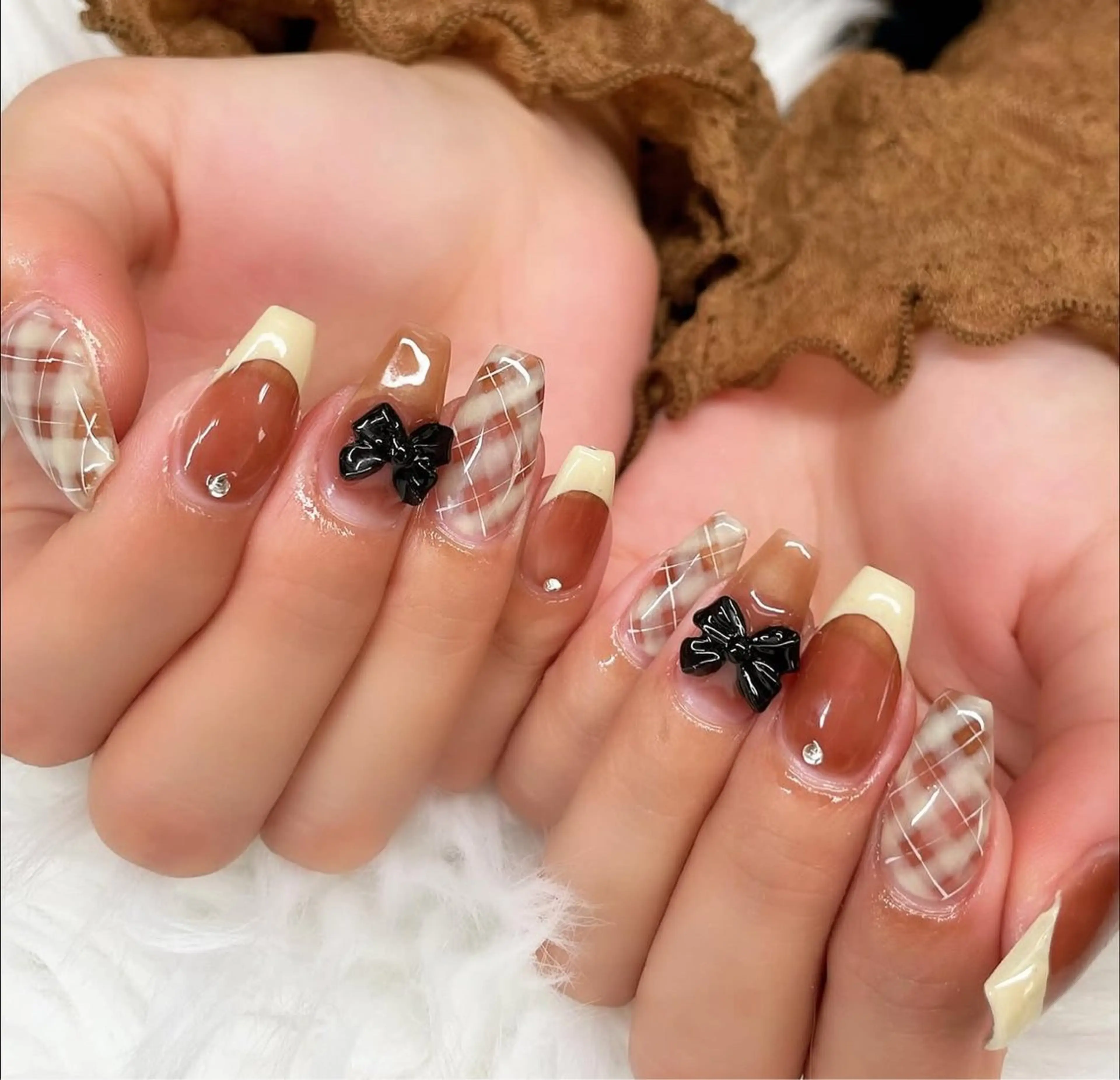 ネイル アニマル柄 オーロラネイル チークネイル フラッシュネイル ジェルネイル Lyna 池袋のネイルデザイン