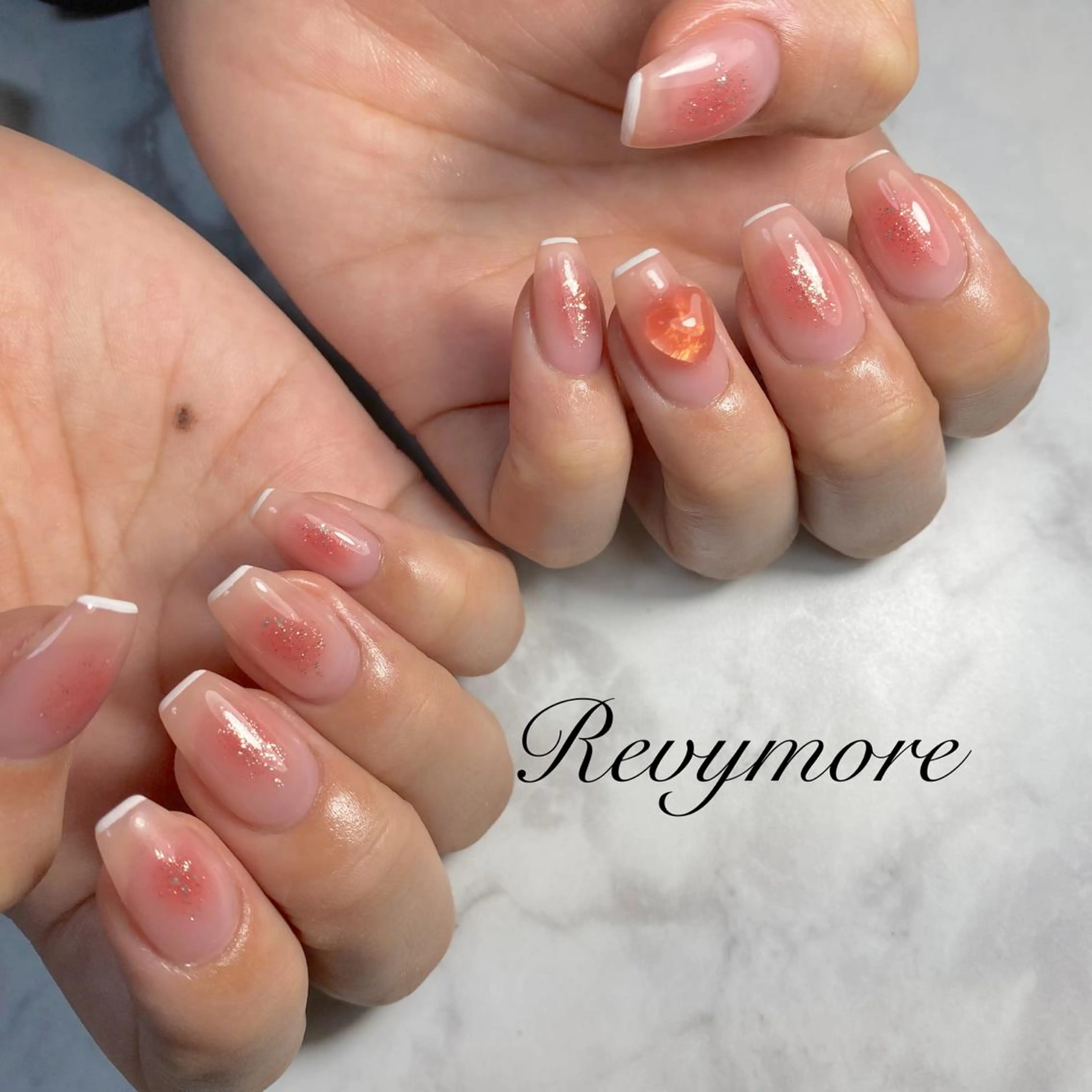ミディアム ネイル 韓国風ヘア チークネイル ジェルネイル キラキラネイル 韓国ネイル nail salon Revymore所属・nail salon Revymoreのネイルデザイン