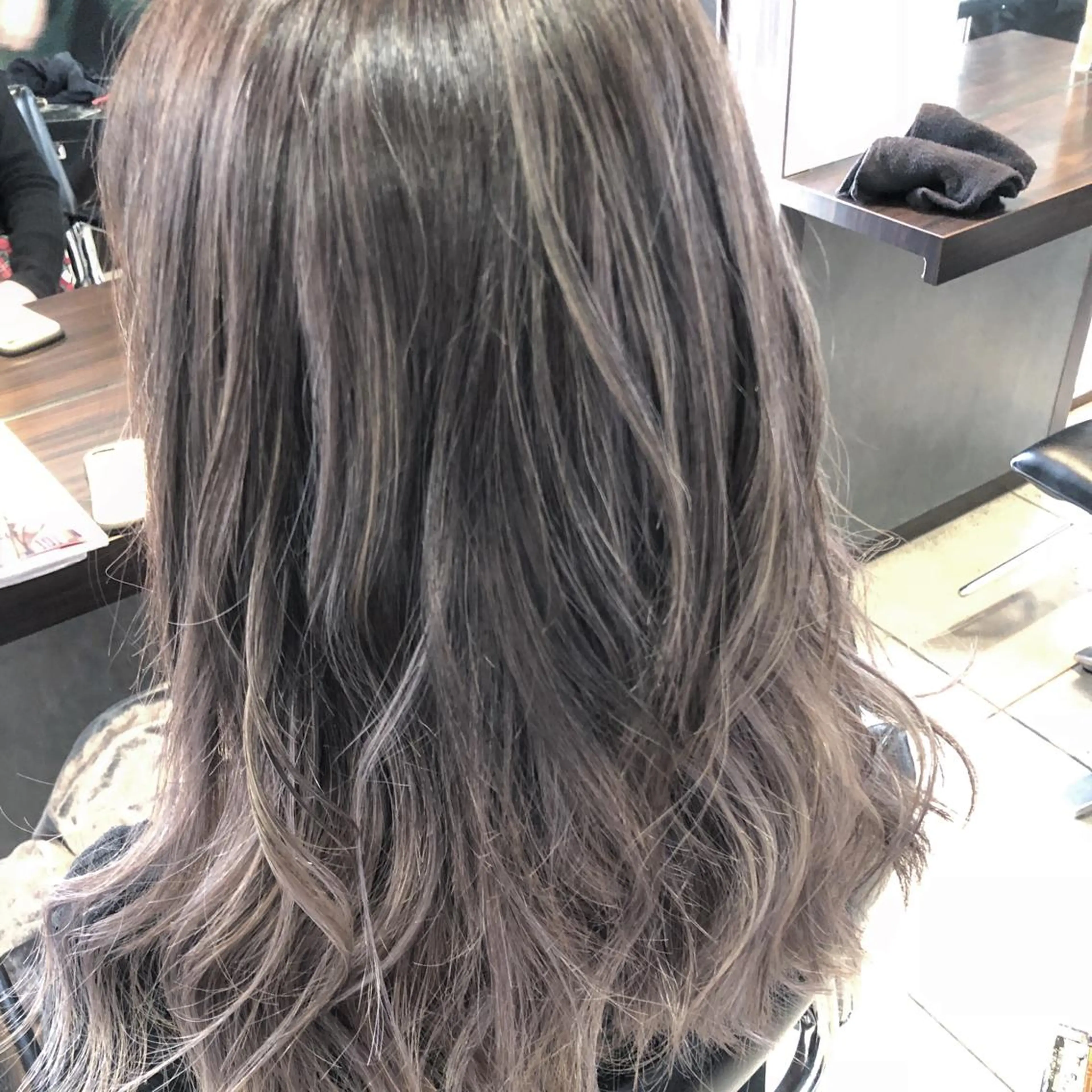 セミロング カラー GISELAジゼラ所属・手塚 亮汰のヘアスタイル