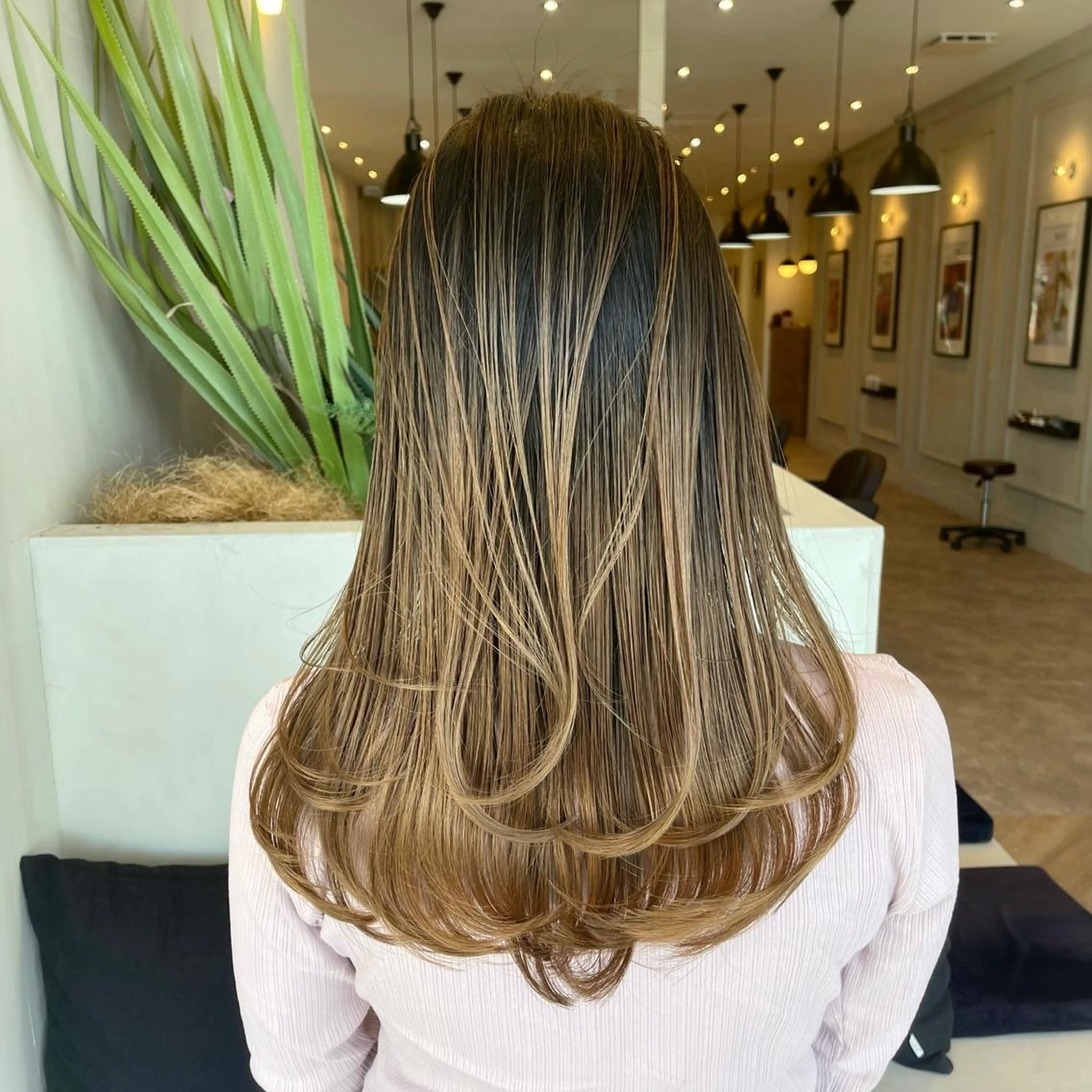 ミディアム カラー ヘアアレンジ バレイヤージュ デザインカラー ハイライトカラー 外国人風カラー ハイライト カット ヘアカラー トリートメント アンドウ ユウ/ レイヤーカット/韓国のヘアスタイル