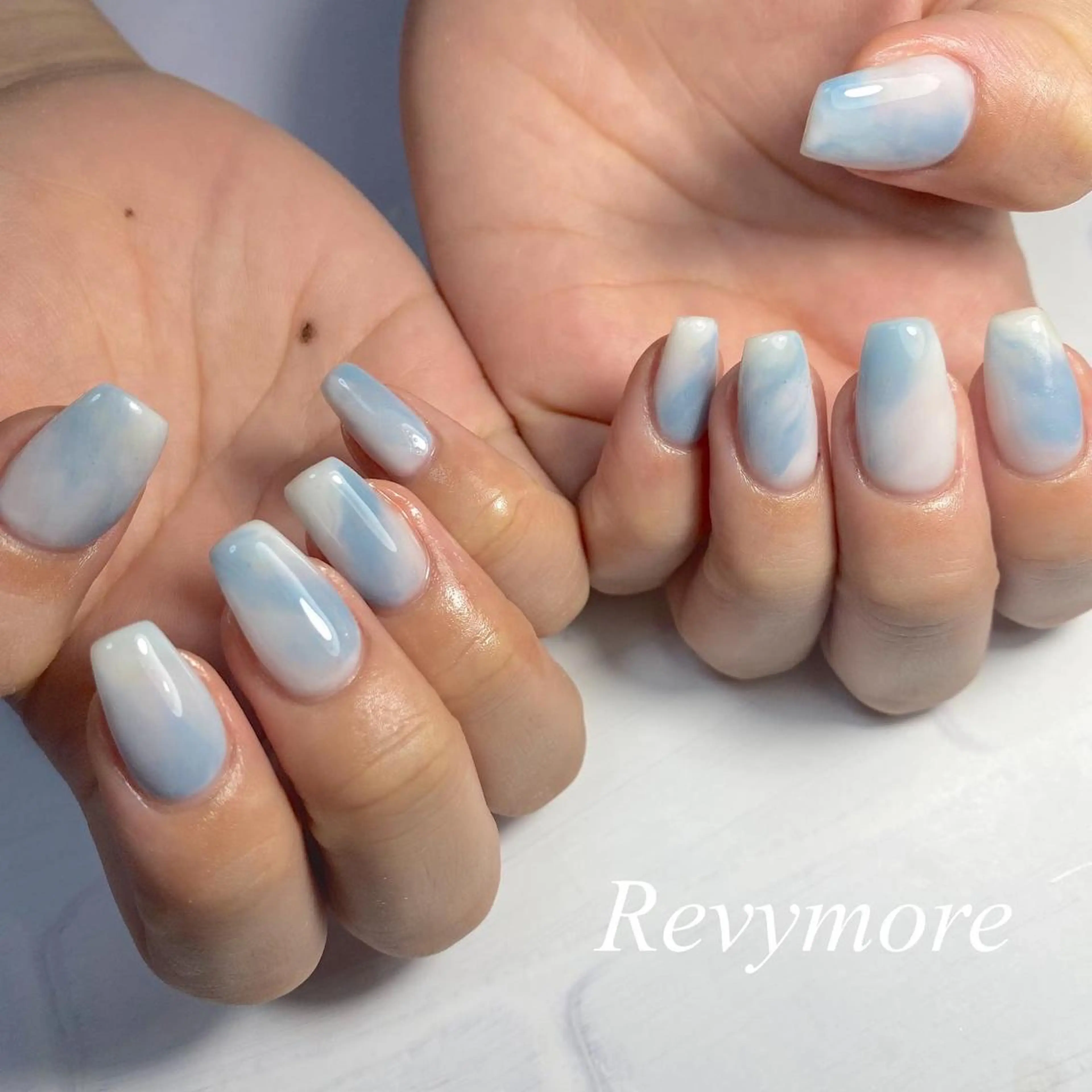 ミディアム ネイル 韓国風ヘア ブルー ジェルネイル キラキラネイル 韓国ネイル nail salon Revymore所属・nail salon Revymoreのネイルデザイン