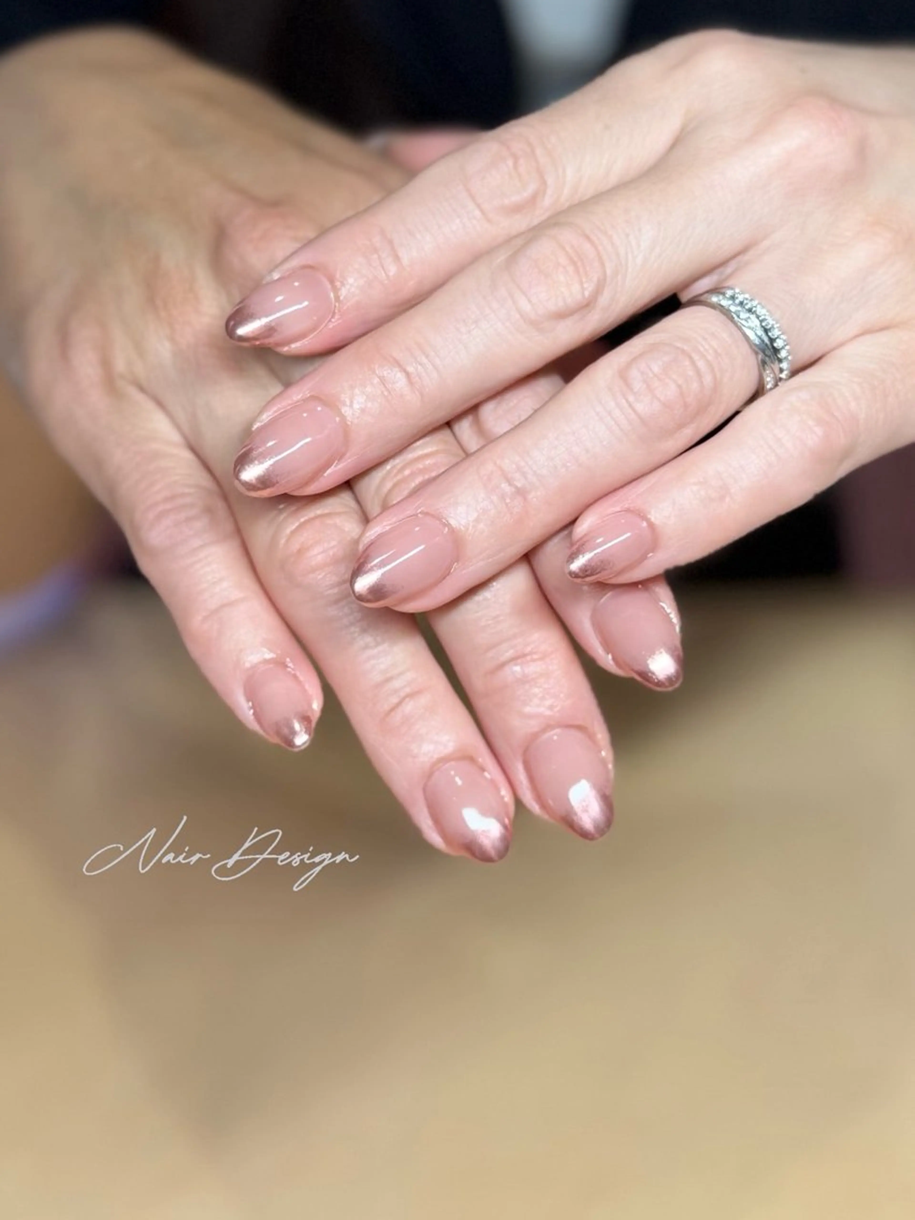 ネイル グラデーション ミラーネイル ハンドネイル ハンドケア 𝓝𝓪𝓲𝓻 𝓝𝓪𝓲𝓵のネイルデザイン