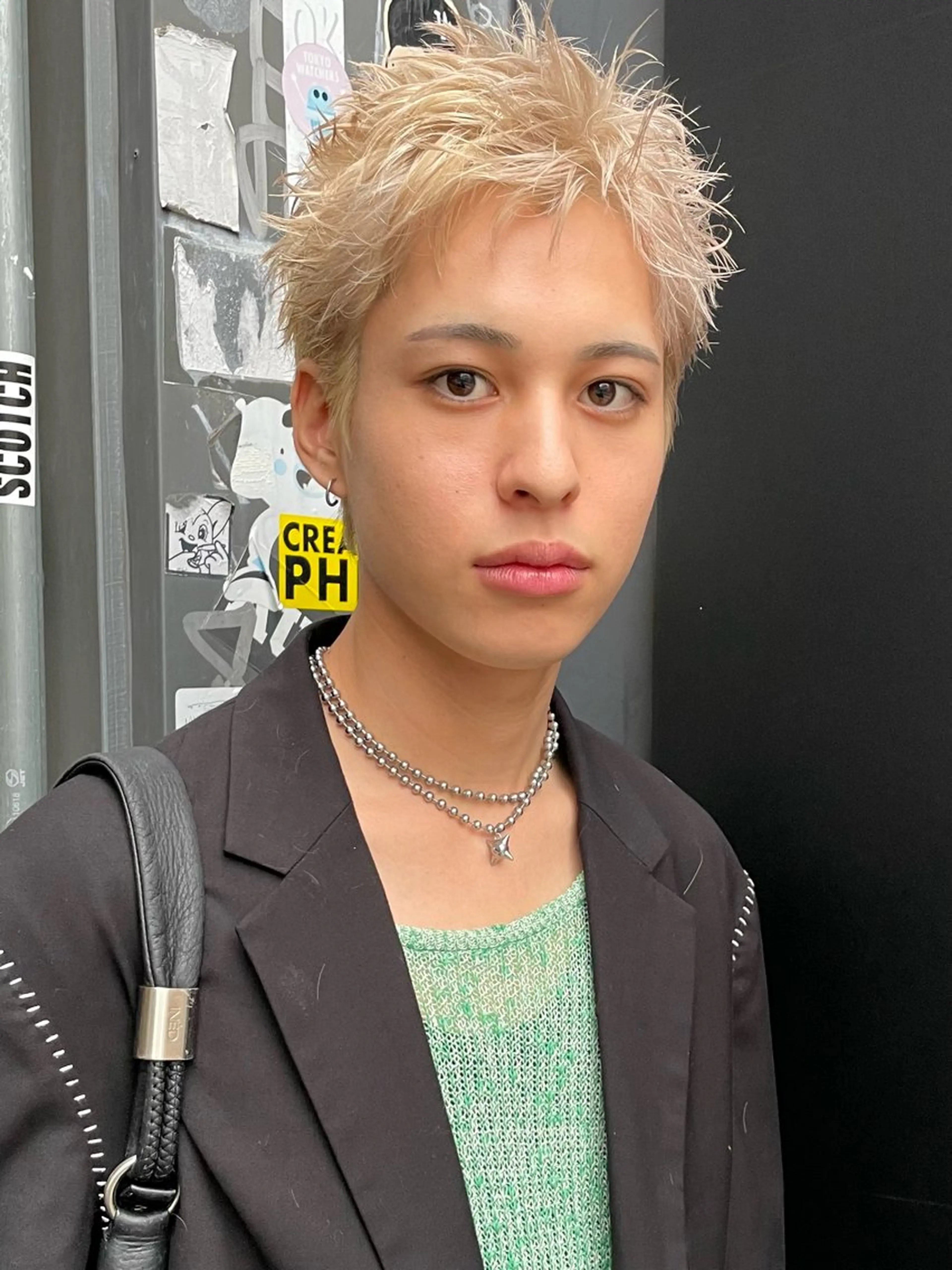 ショート カラー メンズ メンズブリーチ センターパート メンズハイライト メンズハイトーン メンズインナーカラー カット ヘアカラー トリートメント スパイラルパーマ 🌐hina⭐️のヘアスタイル