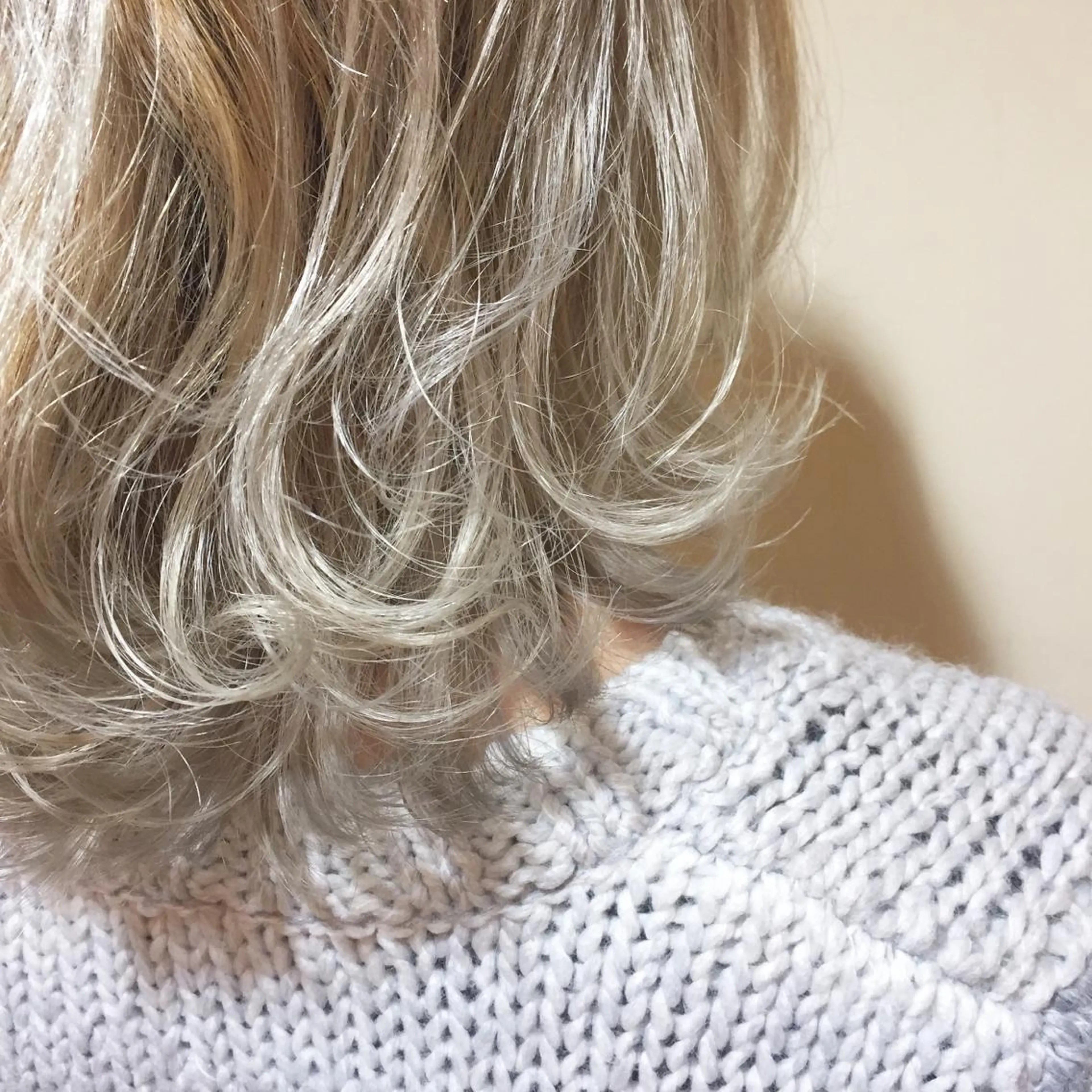 ミディアム カラー 加藤 綾華のヘアスタイル