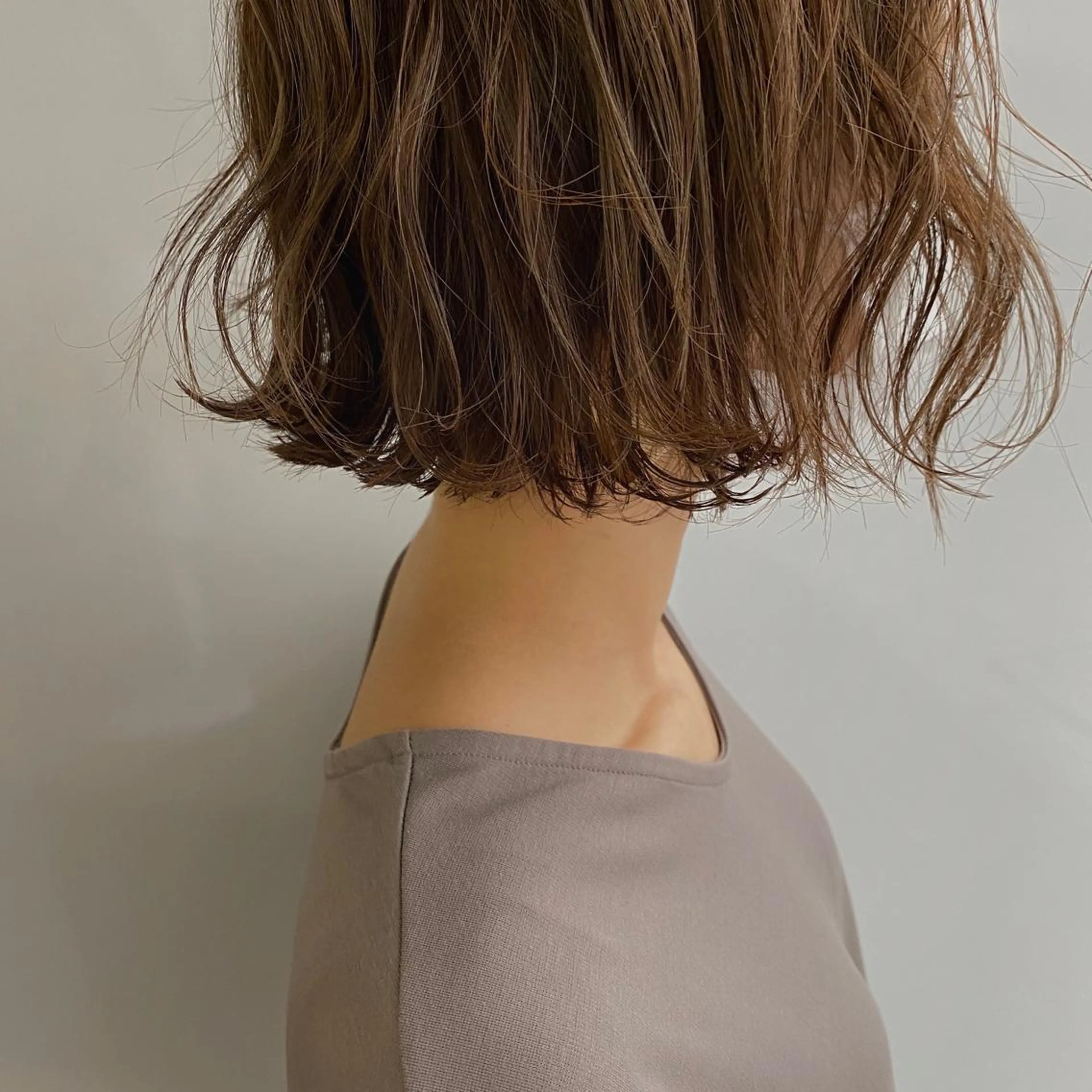 ショート カラー ベージュカラー ハイトーンカラー ヘアカラー トリートメント (h)wim ウィムのヘアスタイル