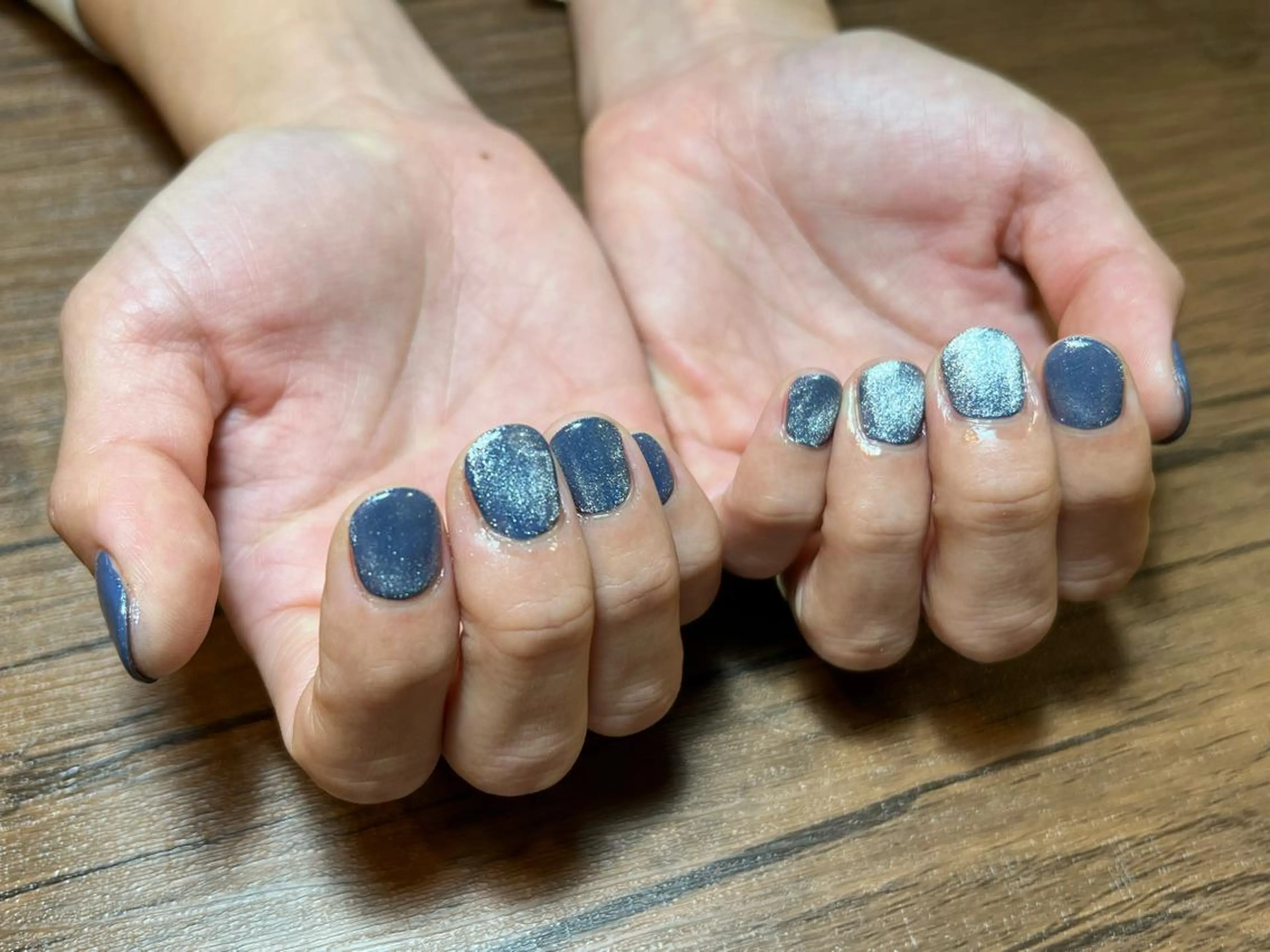 ネイル マグネットネイル ネイビー シルバー ハンドネイル HENRIETTA NAILSALONのネイルデザイン