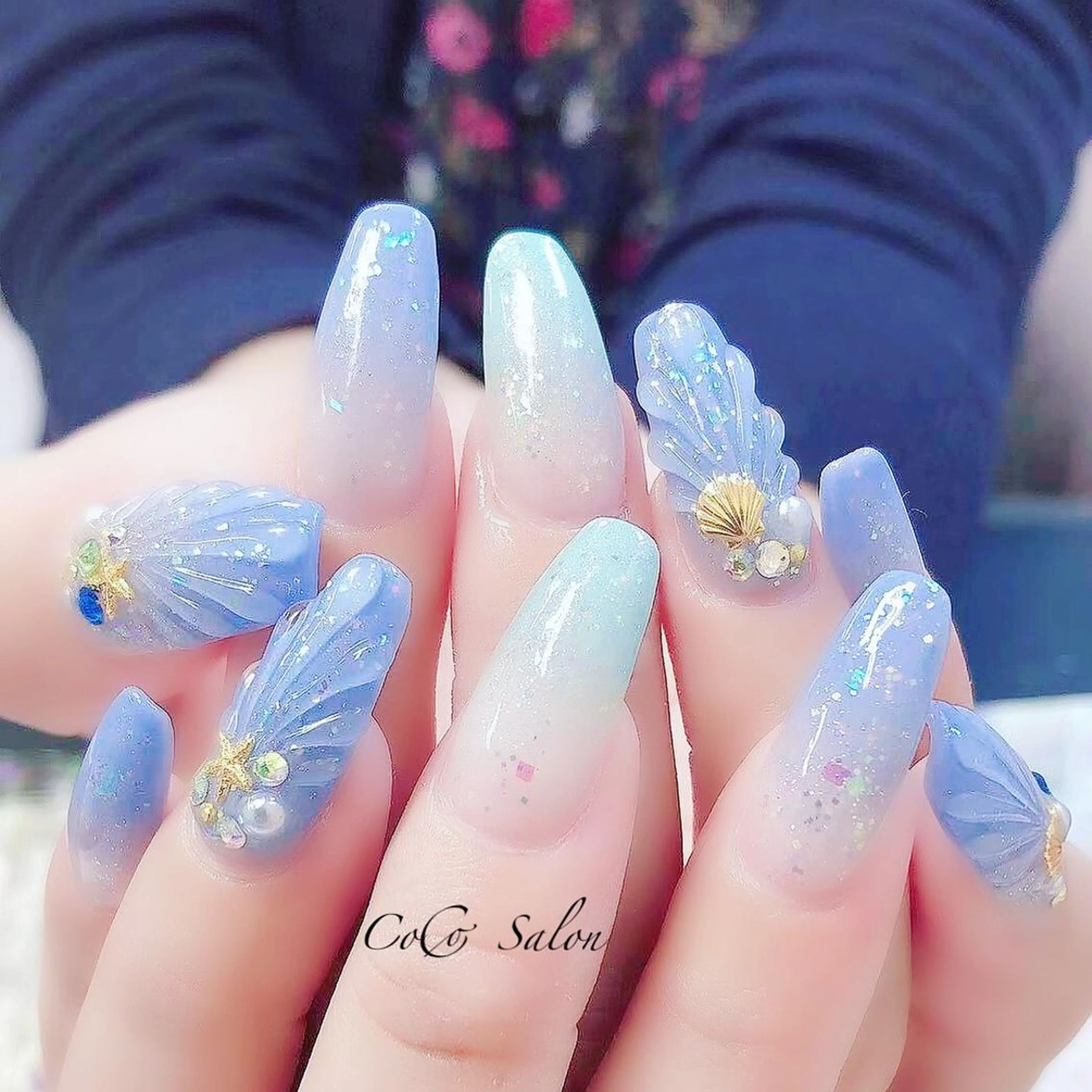 ネイル ブルー グラデーション ホログラムネイル キラキラネイル 夏ネイル ハンドネイル CoCoSalon ネイル/まつ毛予約のネイルデザイン