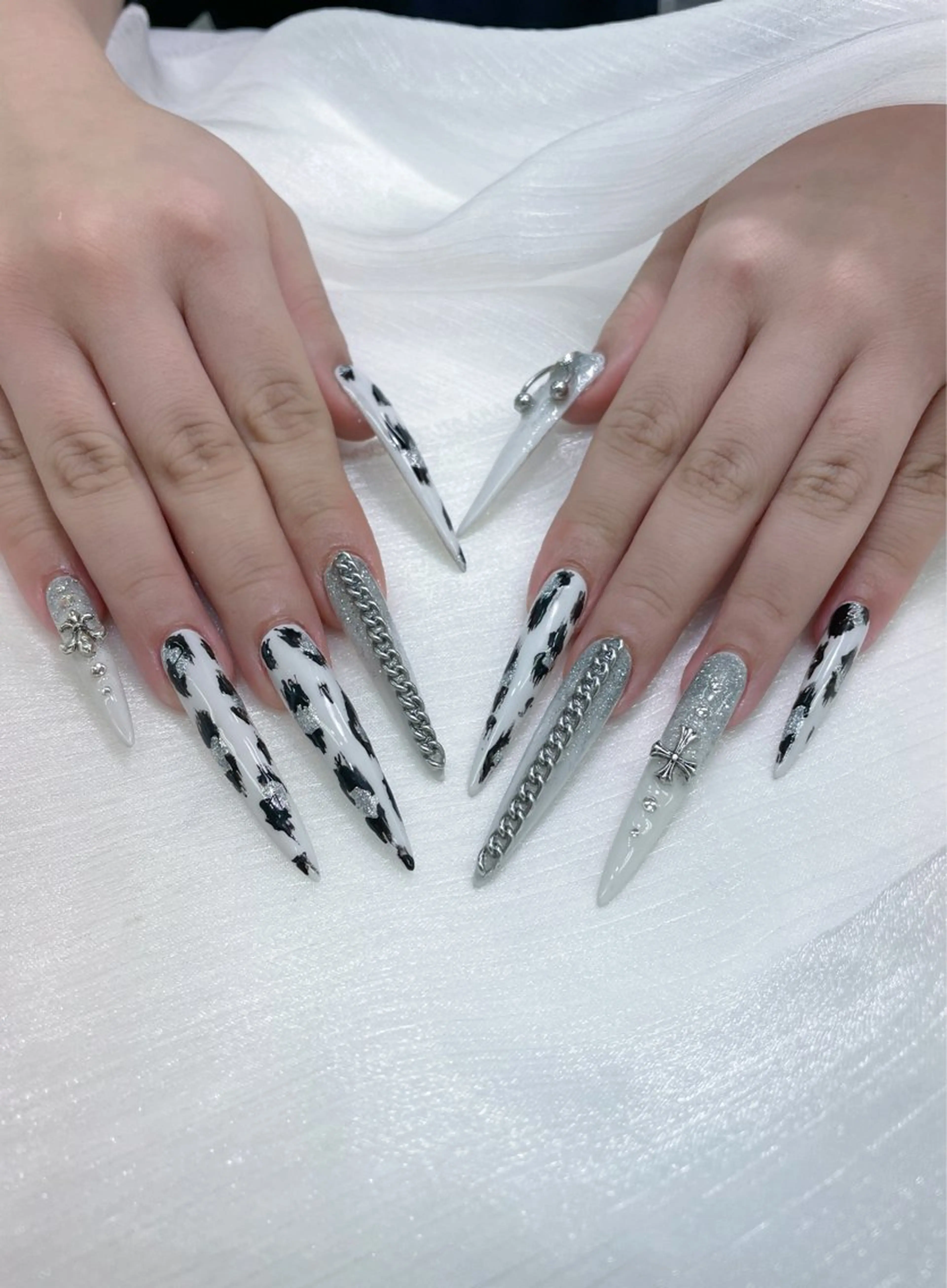 ネイル チークネイル ガーリー キラキラネイル 韓国ネイル リボン ハンドネイル princess スカルプ専門店のネイルデザイン