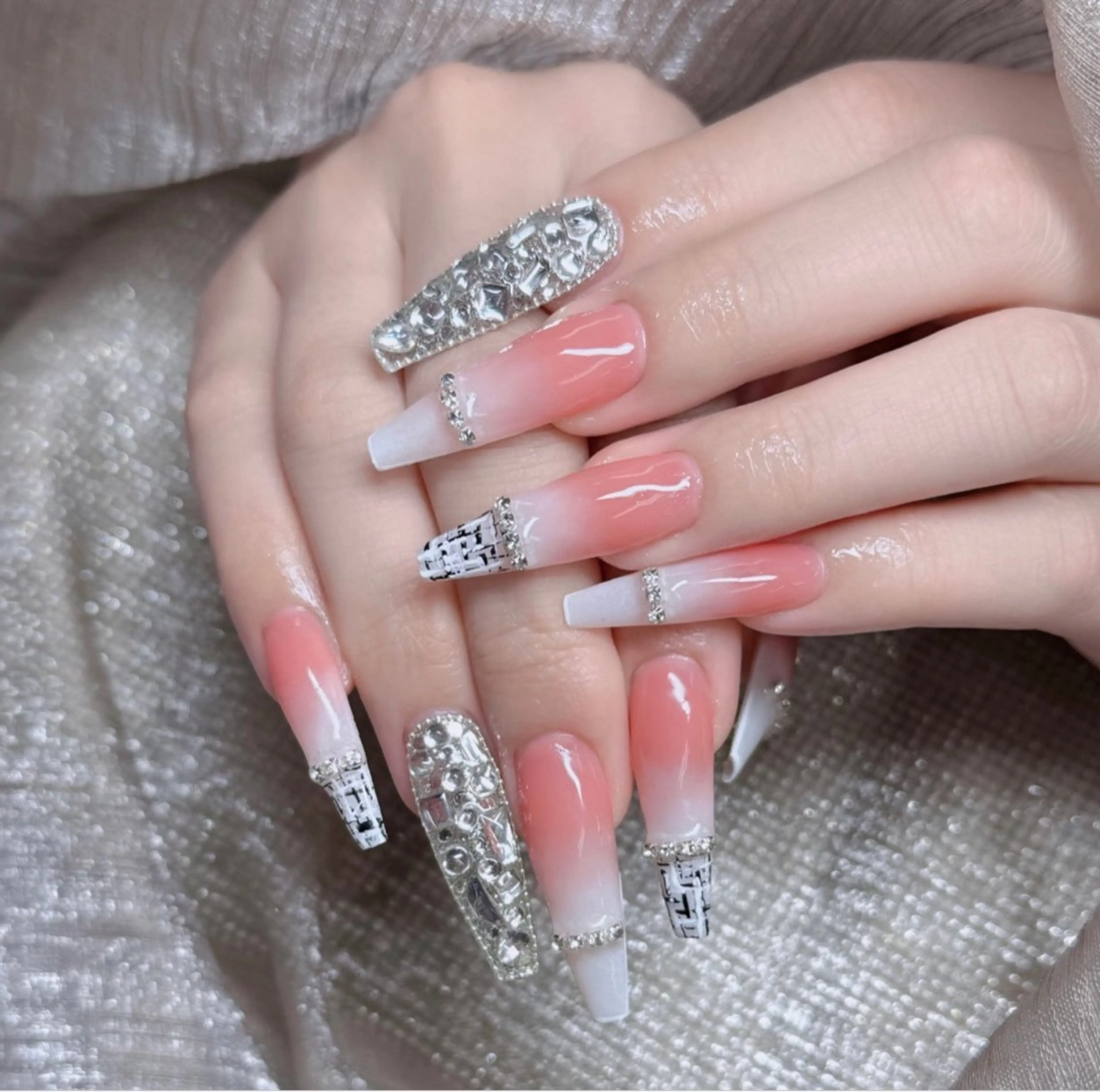 ネイル オーロラネイル フレンチネイル ジェルネイル ハロウィン キラキラネイル ハンドネイル H.baby Nail Salonのネイルデザイン