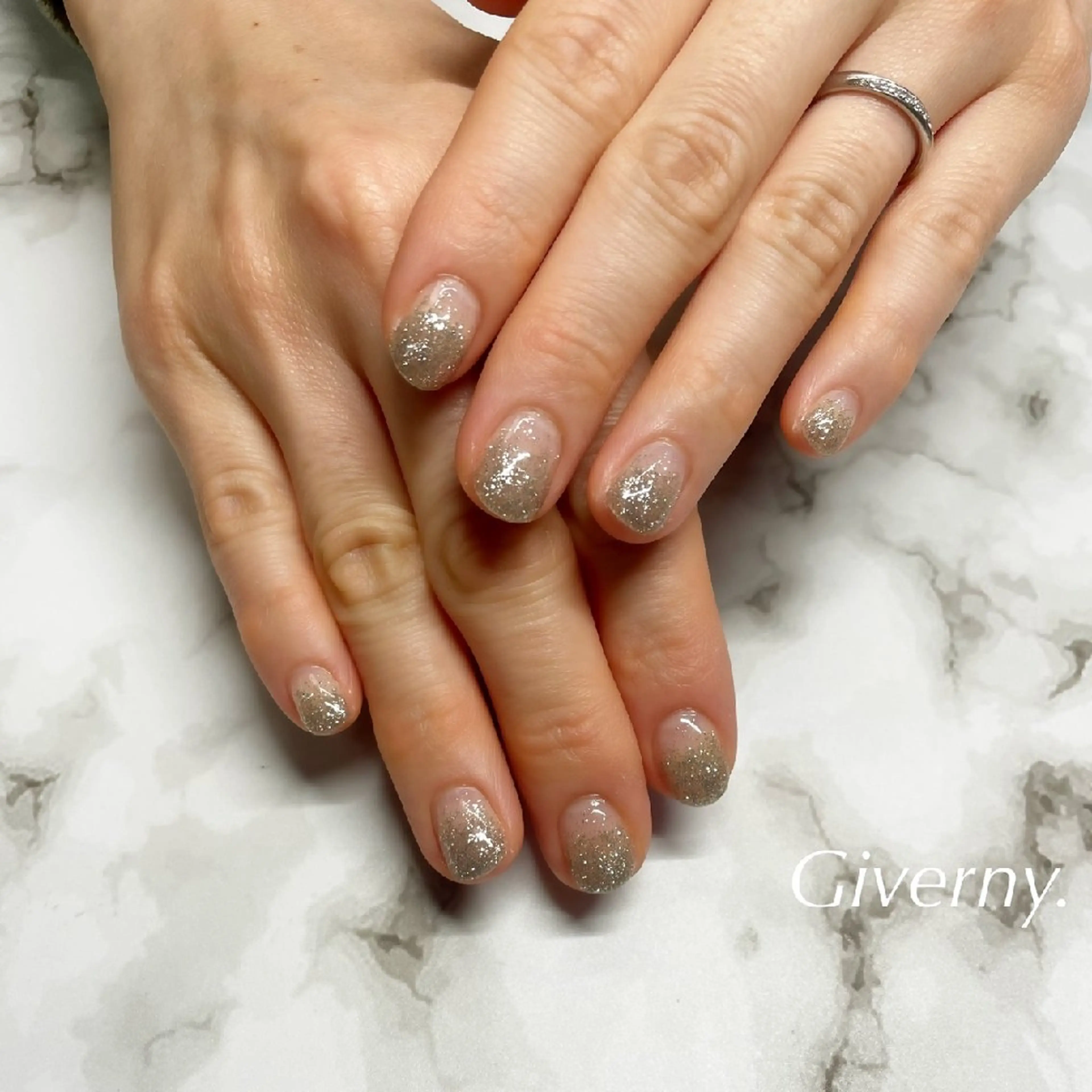 ネイル フラッシュネイル グラデーション ラメ(グリッター) ラメグラデーション 冬ネイル ハンドネイル Giverny .のネイルデザイン