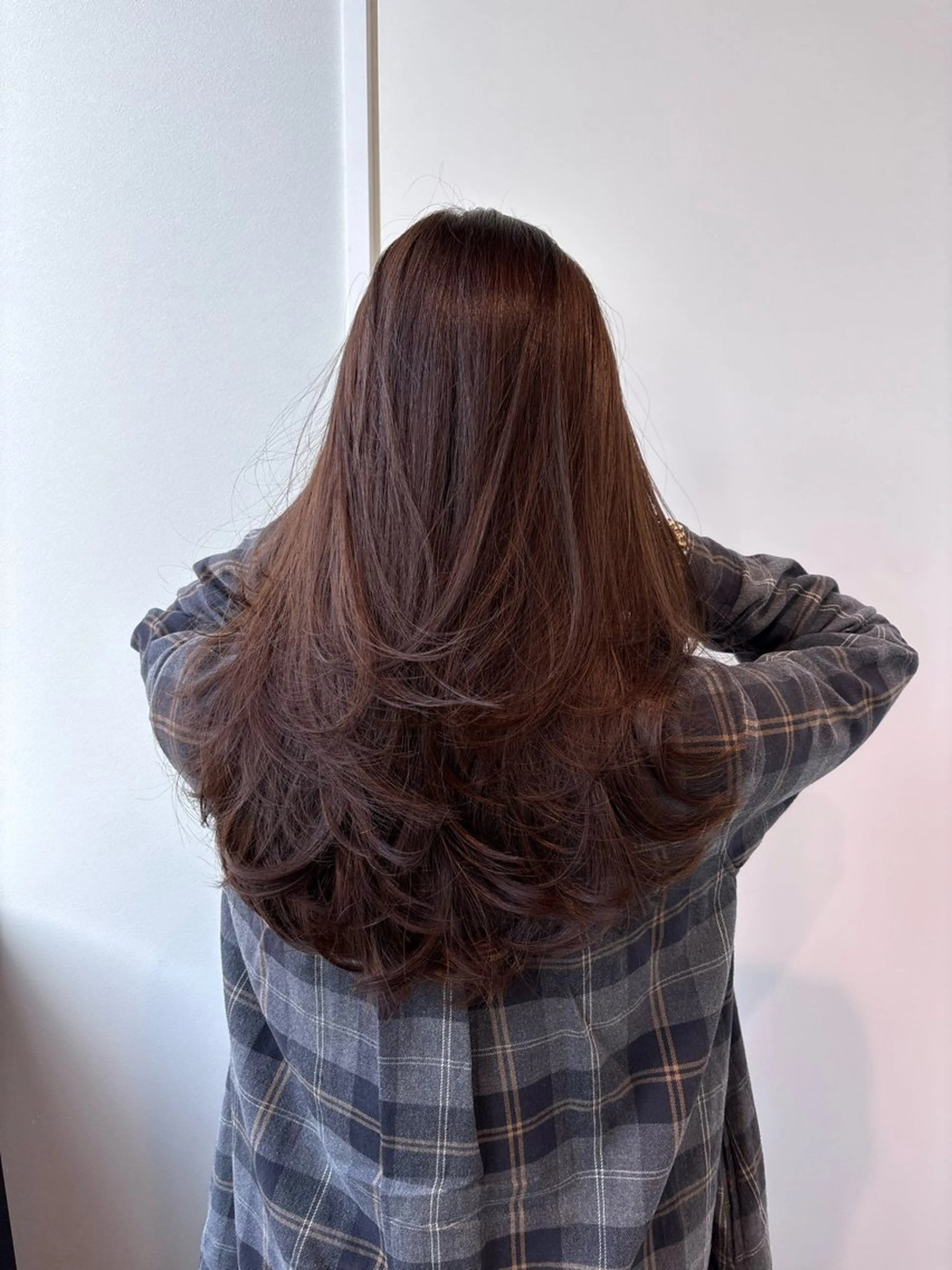 セミロング カラー ブラウンカラー ショコラブラウン ハイレイヤー レイヤーカット カット ヘアカラー トリートメント 穐田 航のヘアスタイル