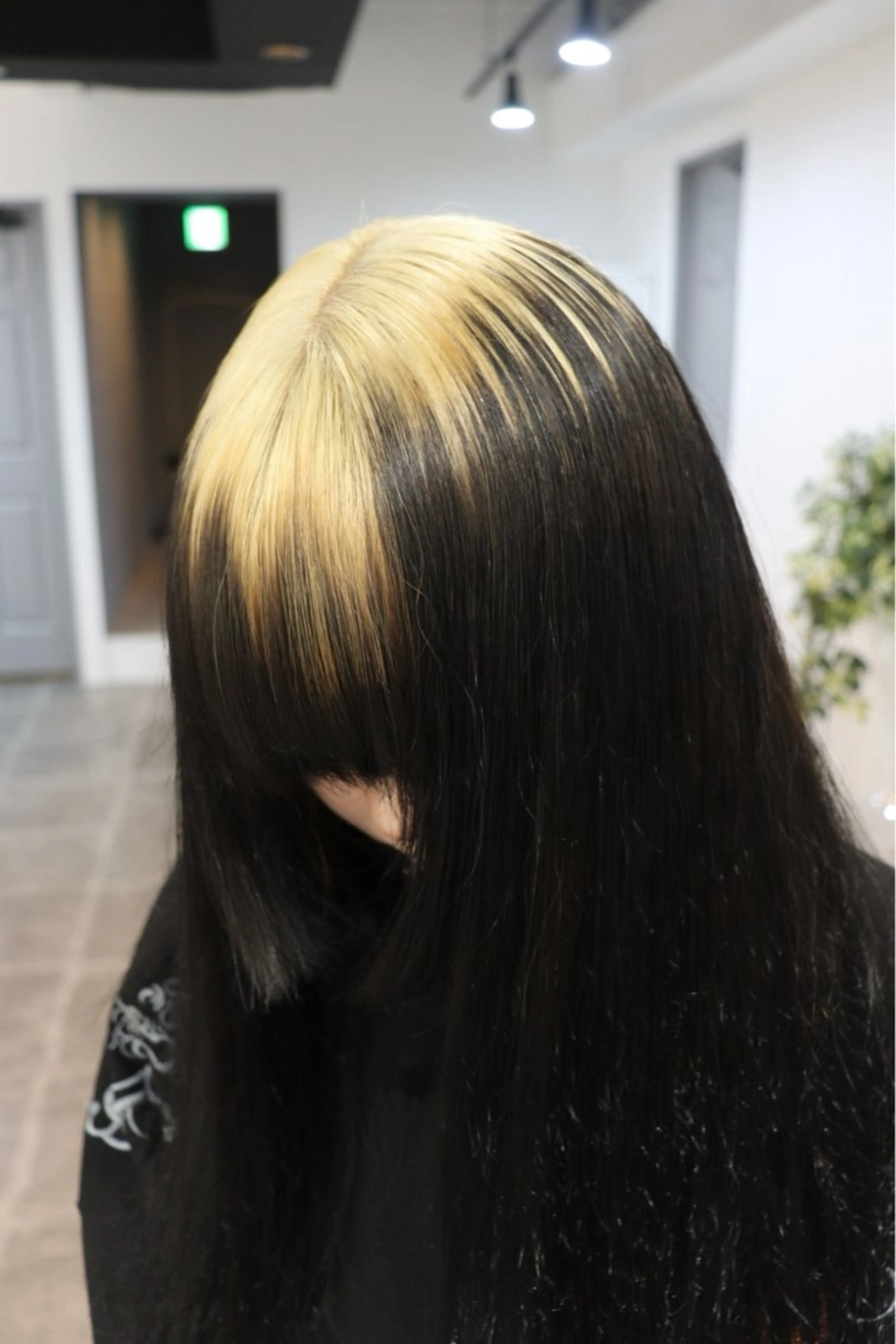 ロング カラー ブロンド デザインカラー ロング ハイトーン/ 縮毛矯正のヘアスタイル