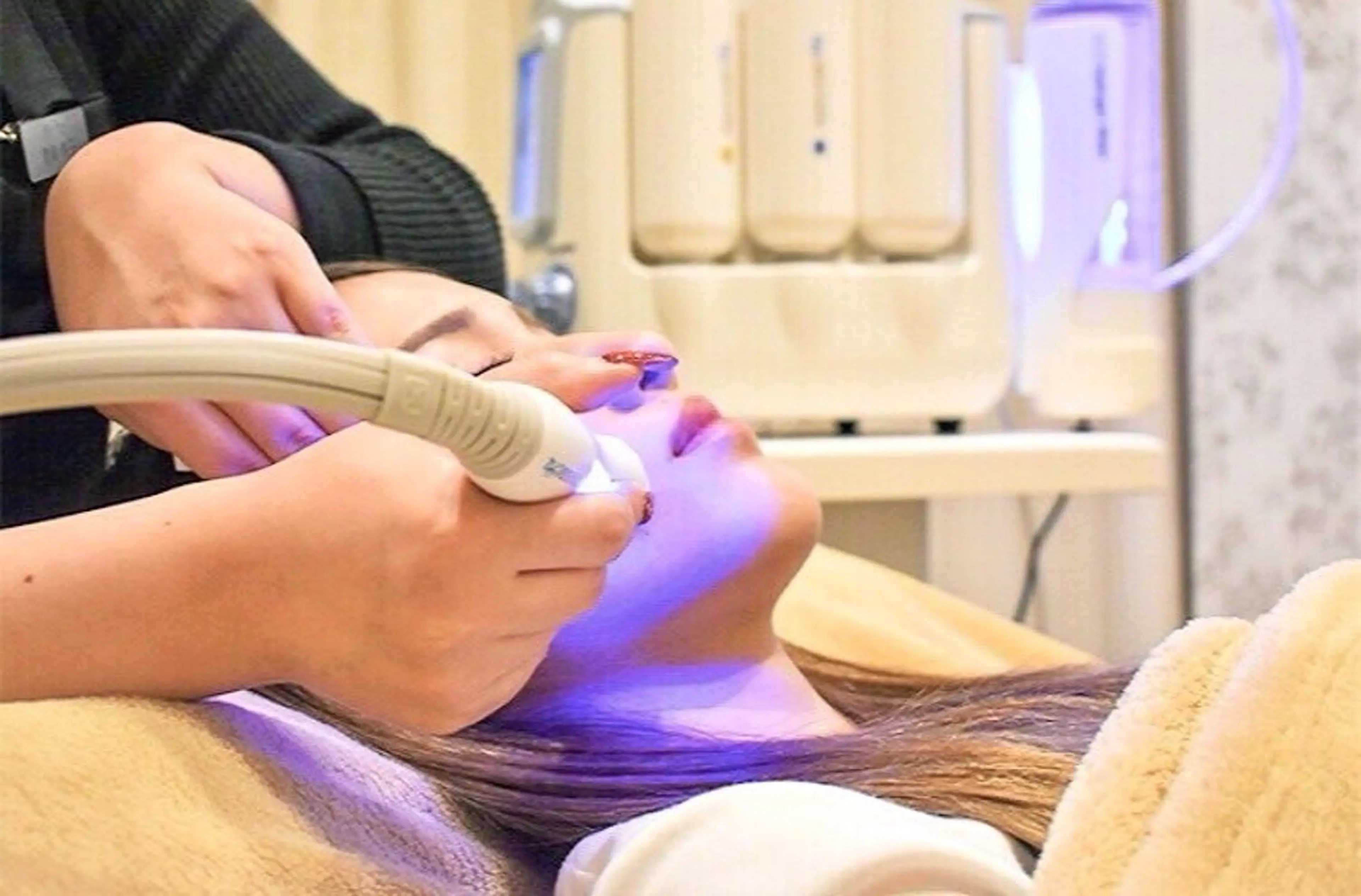 【水素ピーリング✨️】全顔毛穴洗浄☆美容液導入＋小顔むくみ取り施術＋パック付😊の写真