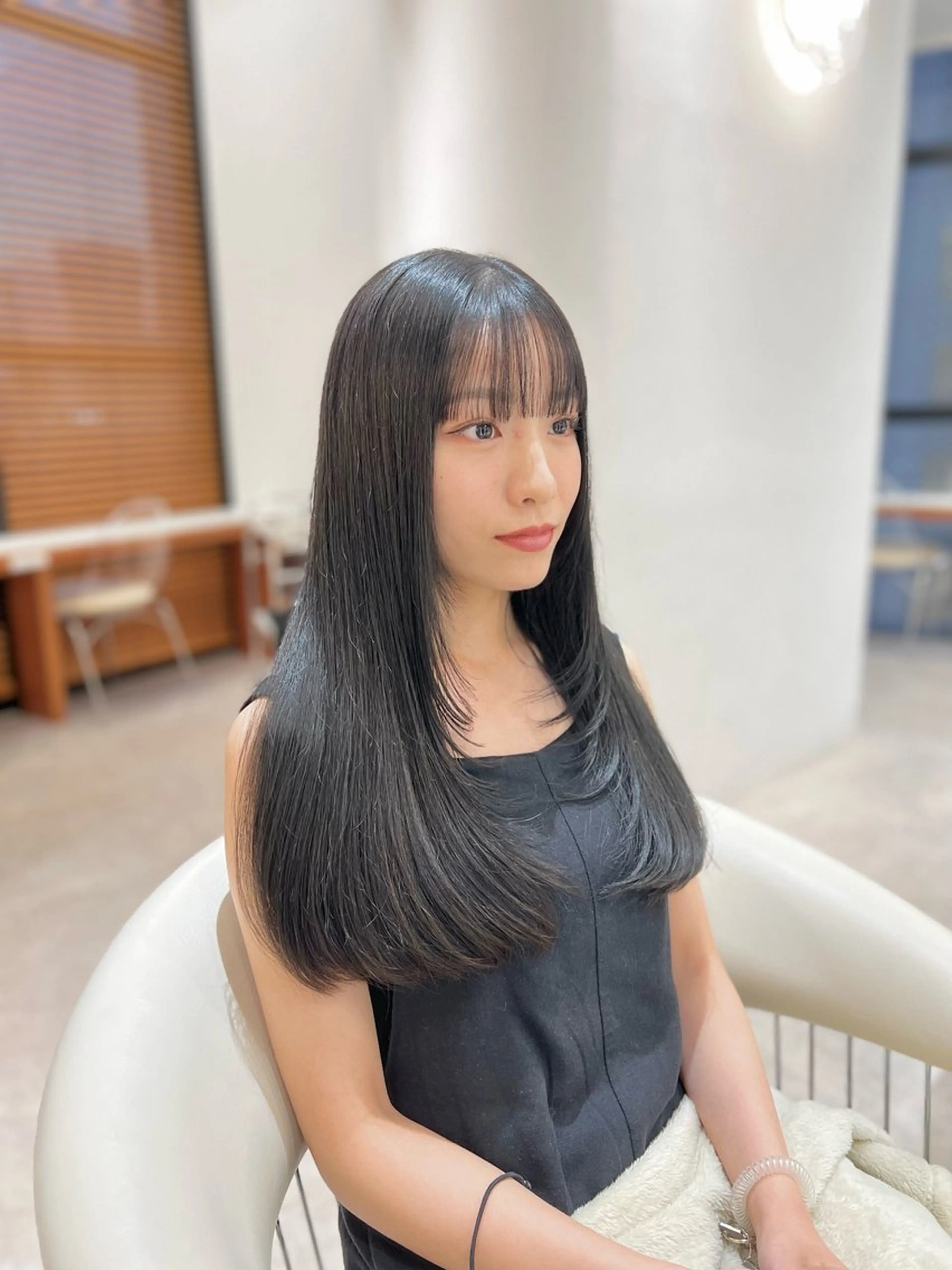 ミディアム カラー 黒髪 ブルーカラー ブルーブラック ダークグレー ダークグレージュ カット ヘアカラー ヘアセット 韓国レイヤー🇰🇷 韓国研修◎渋谷カイトのヘアスタイル