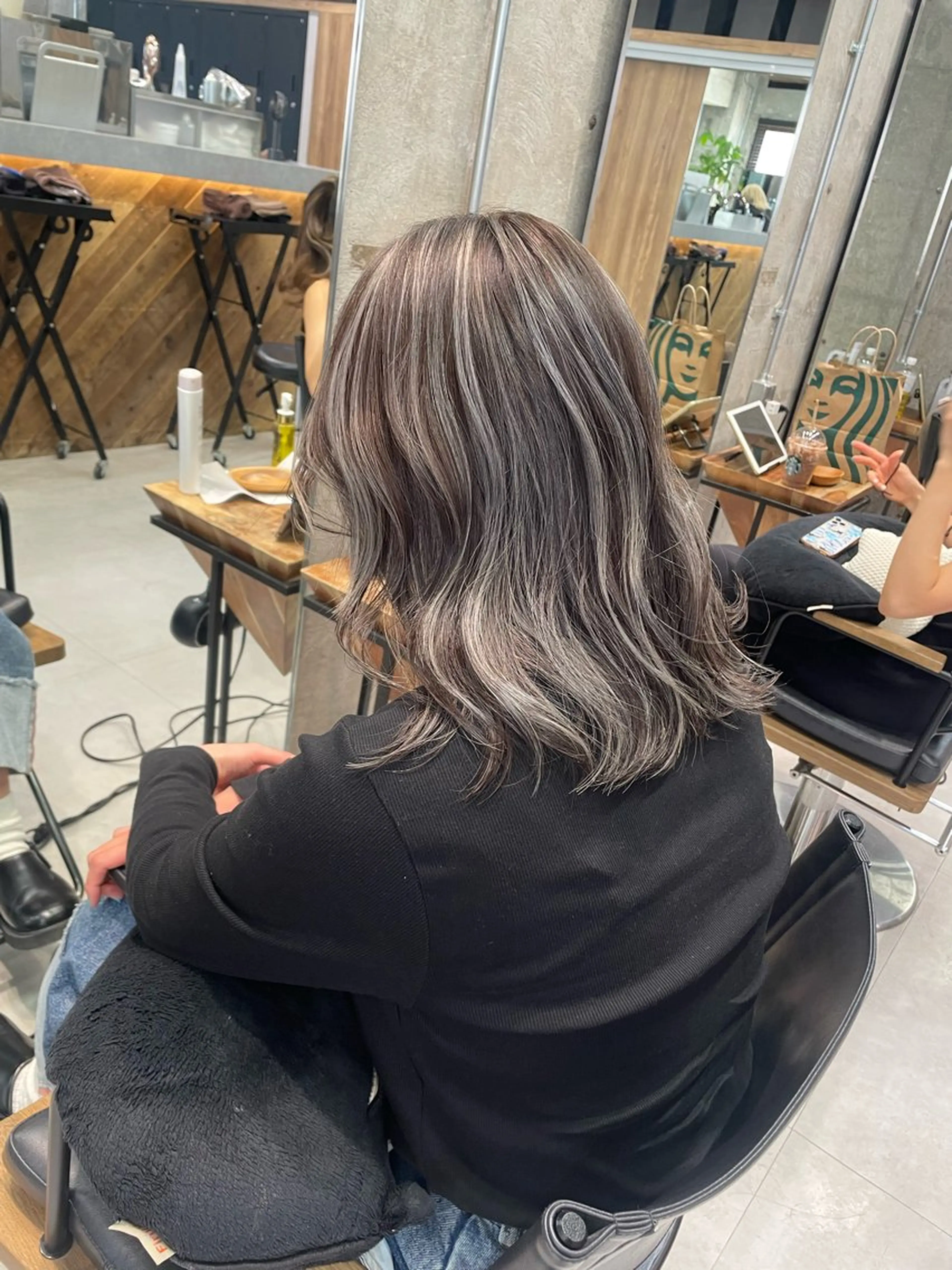 ミディアム カット ヘアカラー 🦋MAHO🦋 デザインカラーのヘアスタイル