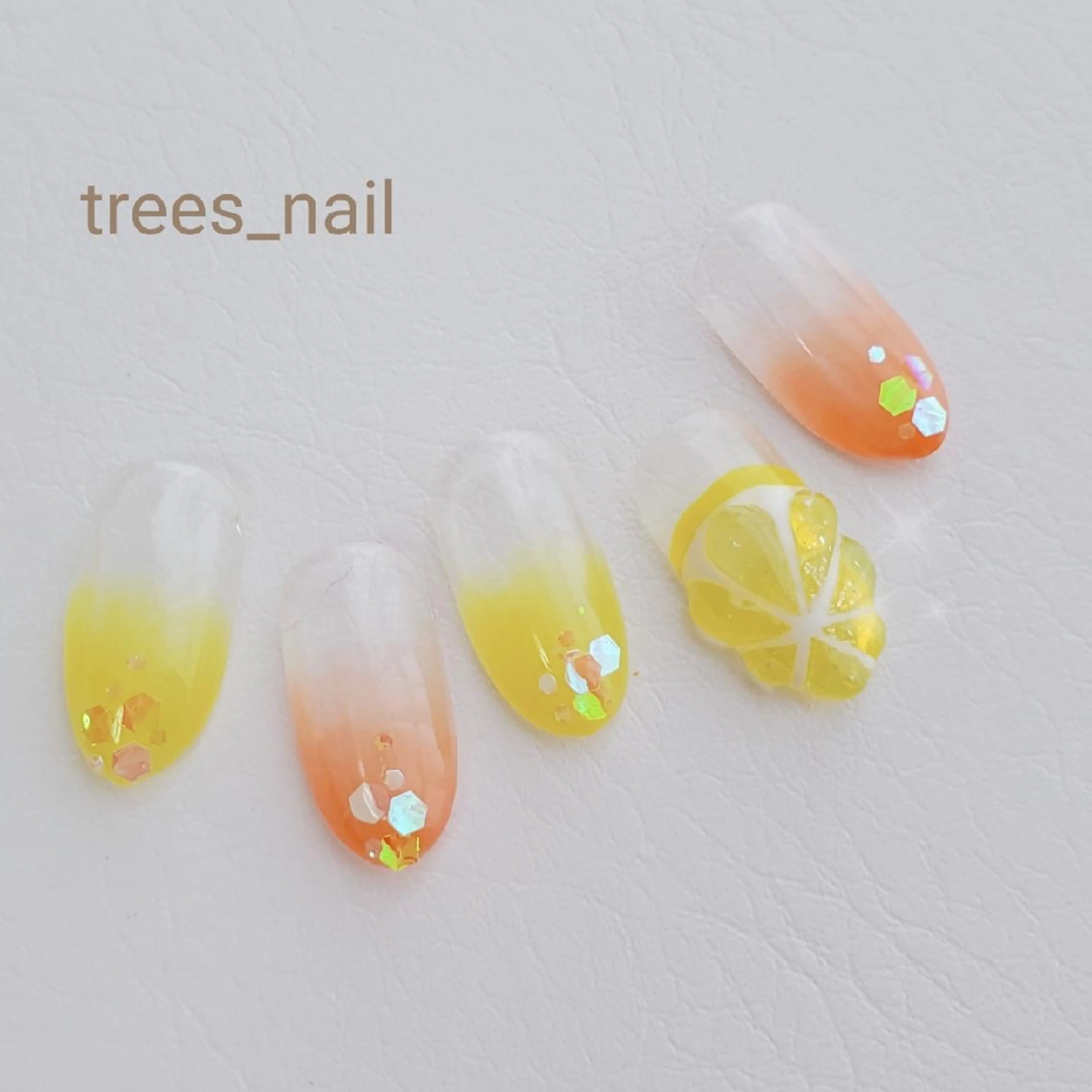 ネイル グラデーション オレンジ 夏ネイル 黄色 ハンドネイル フットネイル trees_ nailのネイルデザイン