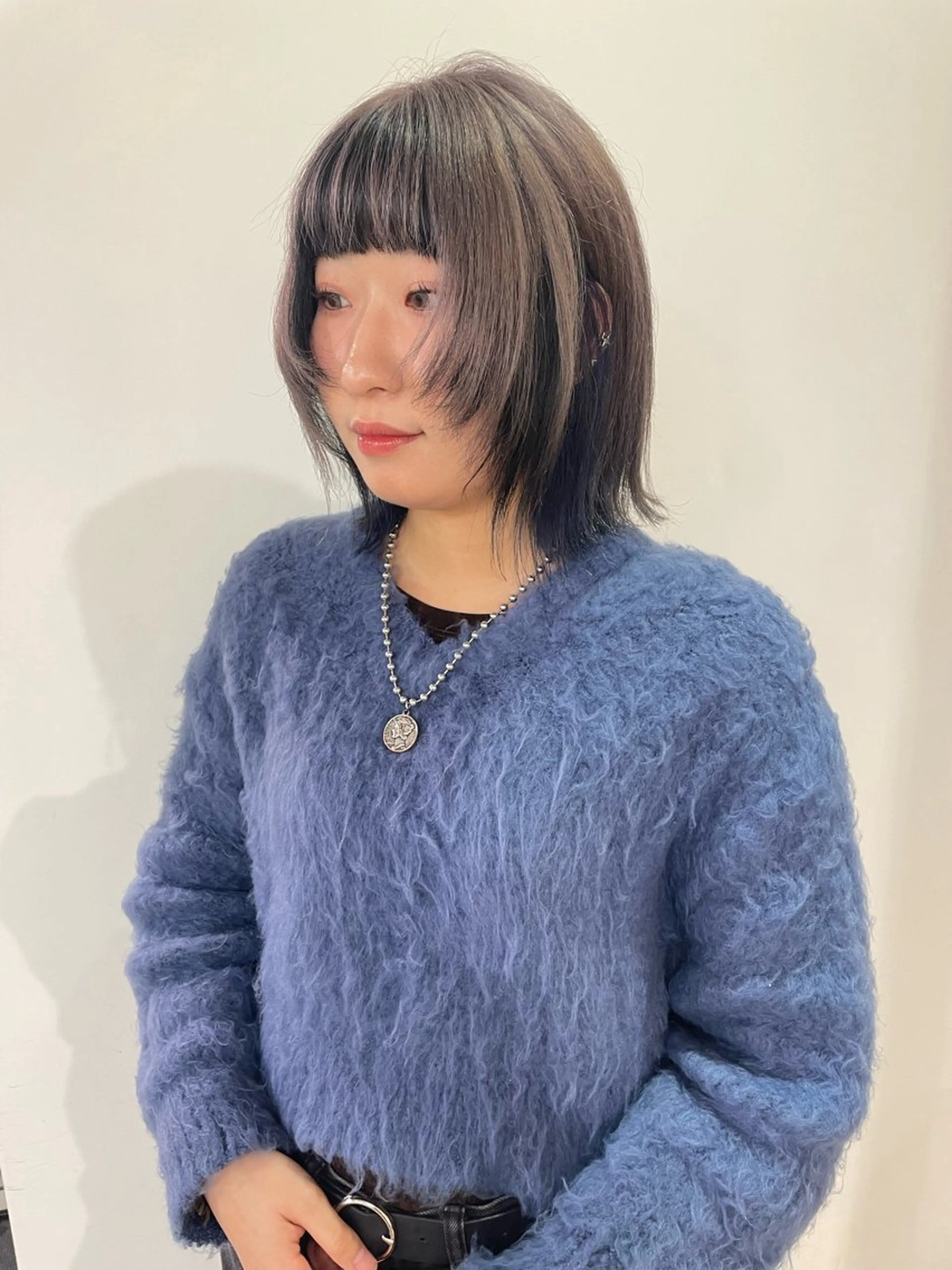 ミディアム カラー ミストバング ベージュカラー ブリーチ ブルーカラー ケアブリーチ ヘアカラー トリートメント MIU/ルーツカラー 顔まわりレイヤーのヘアスタイル