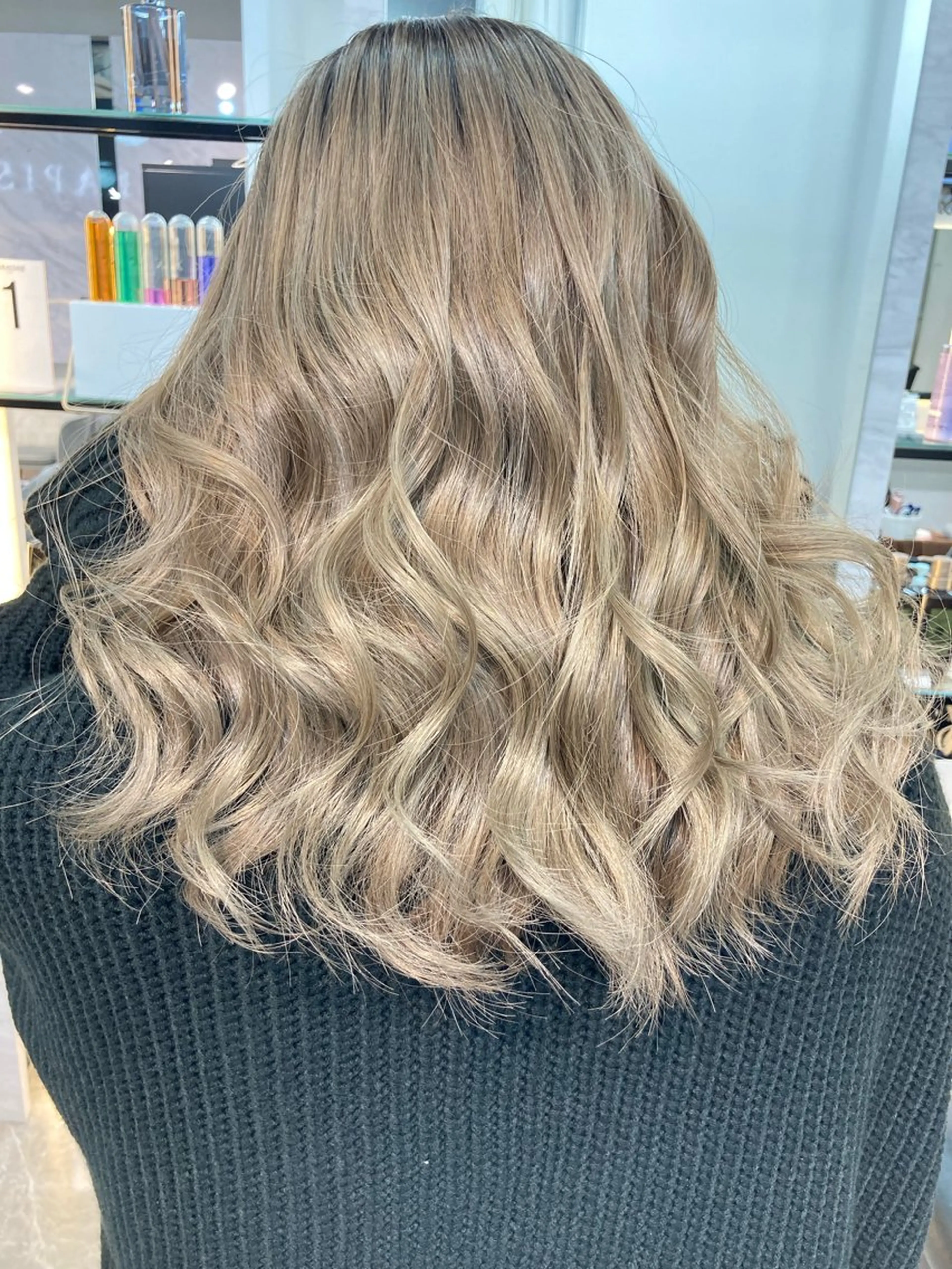 ミディアム カラー ブリーチ ブロンド ホワイトブロンド カット ヘアカラー トリートメント HAVANA所属・レイヤーカット 透明感カラーりきやのヘアスタイル