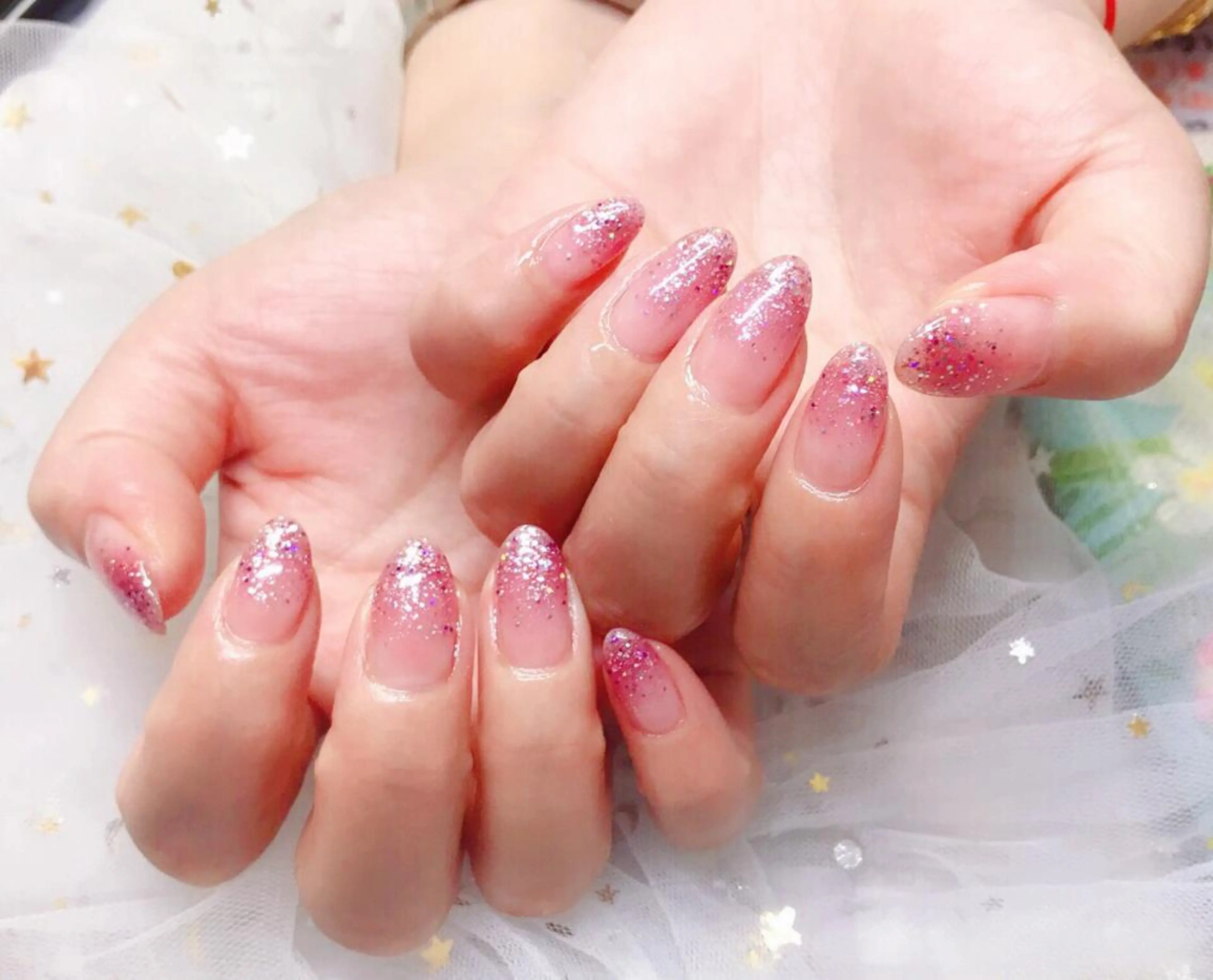 ショート カラー ネイル グラデーションカラー グラデーション ラメ(グリッター) Q Free nailsのネイルデザイン