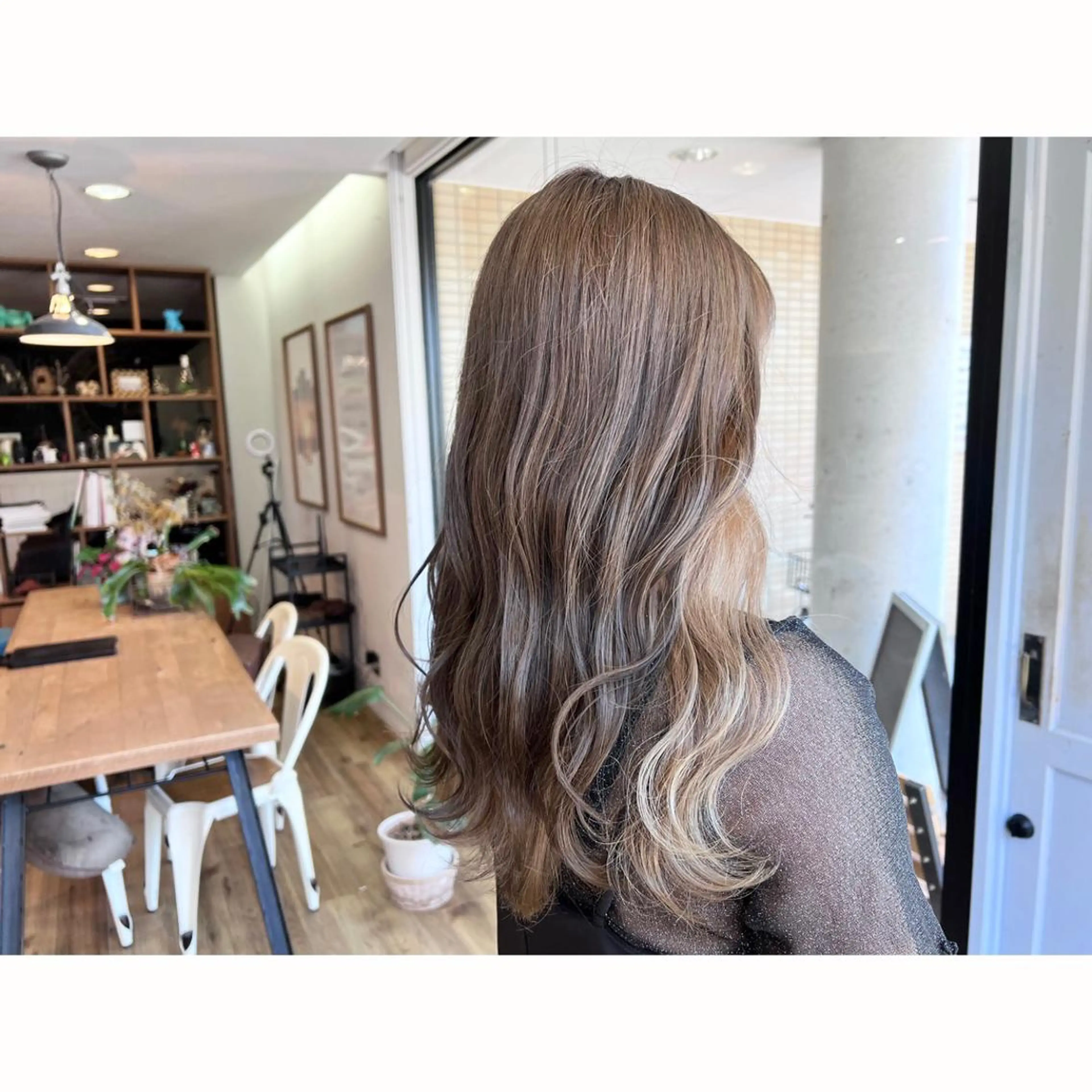 ロング カラー ベージュカラー ブリーチ ヘアカラー トリートメント ツキダテ ユイのヘアスタイル