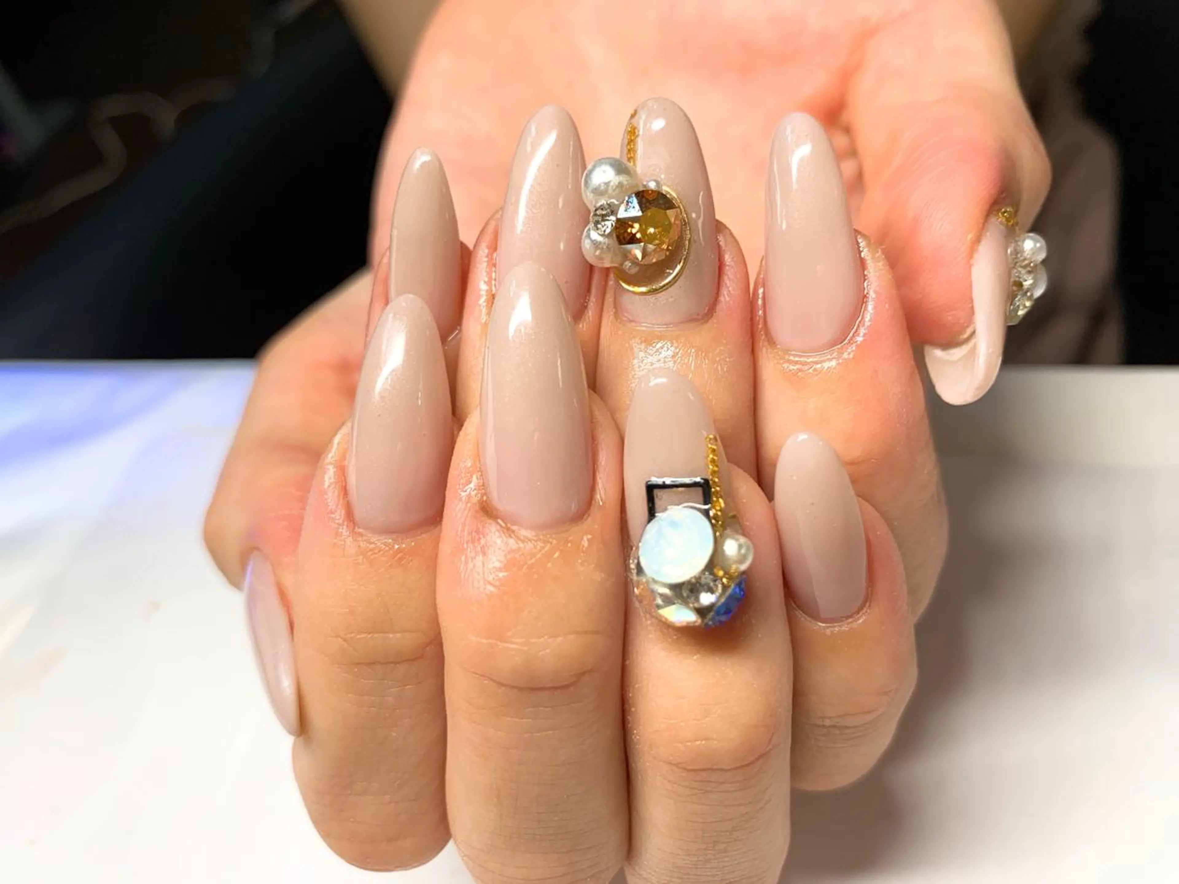 ネイル ワンカラーネイル ストーンネイル ガールネイルサロン所属・ガール ネイルサロンのネイルデザイン