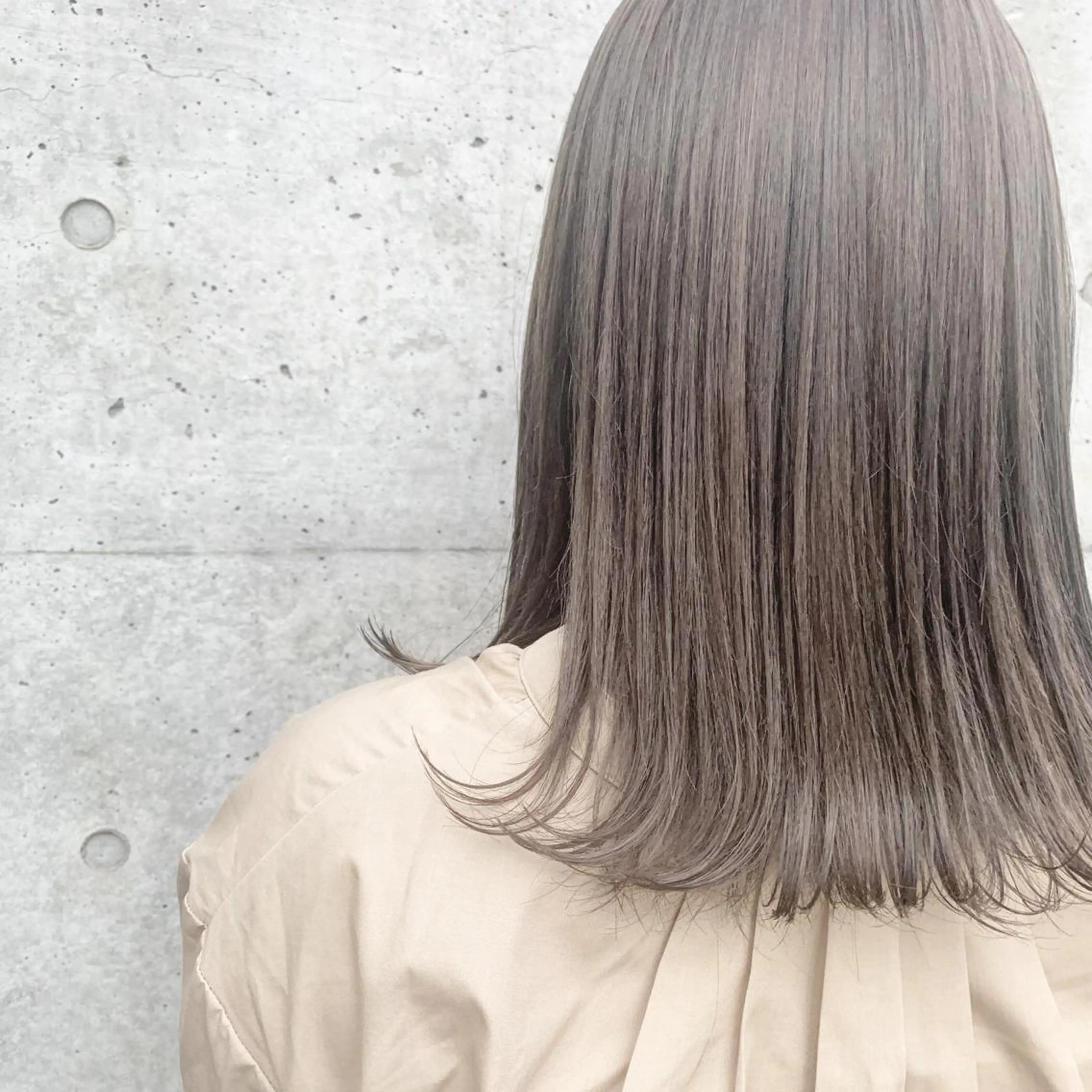 ミディアム カラー ヘアアレンジ ベージュカラー ブリーチ ミルクティーベージュ 垢抜け案内人 鈴木聖矢✂️のヘアスタイル