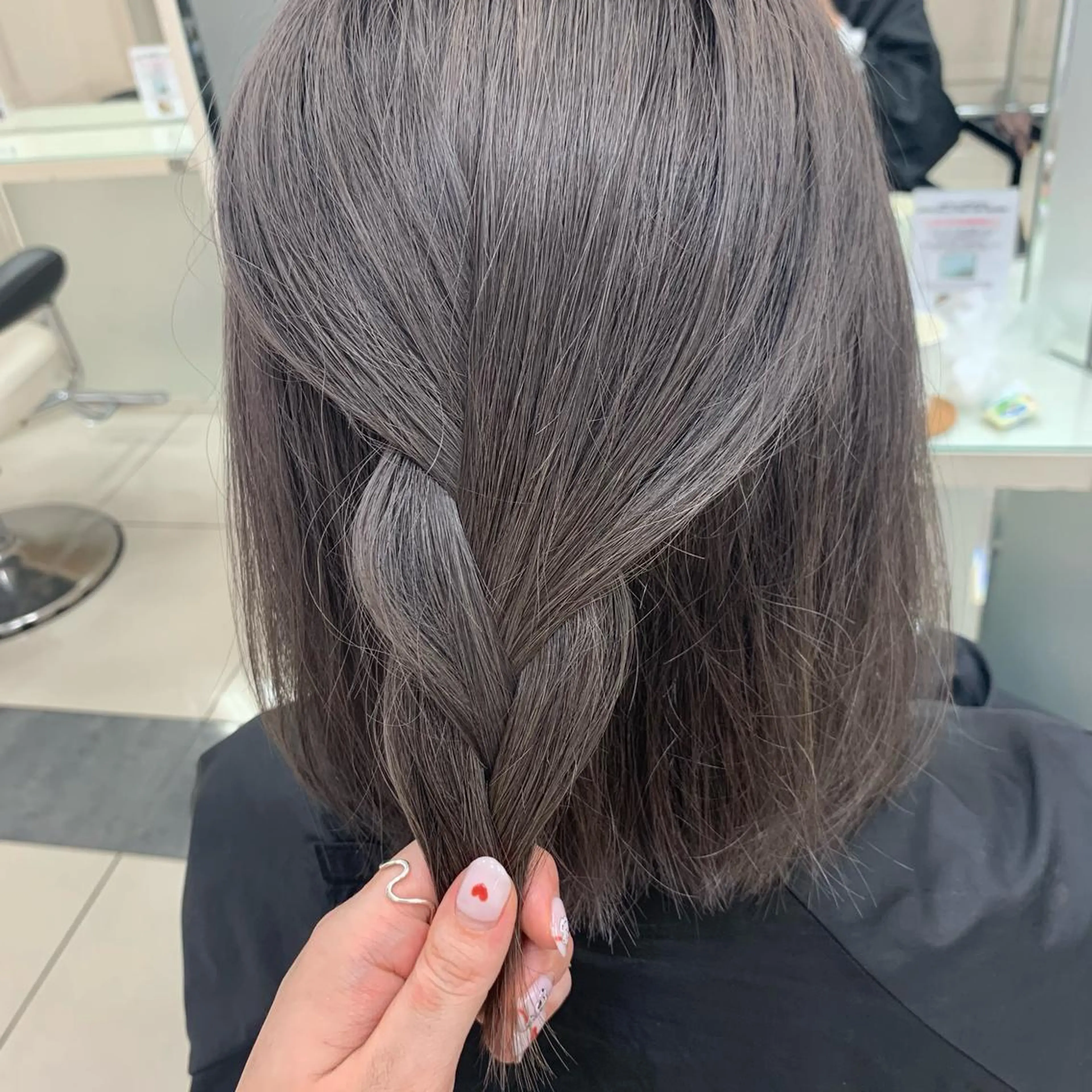 ミディアム カラー ウスイ ハルカのヘアスタイル