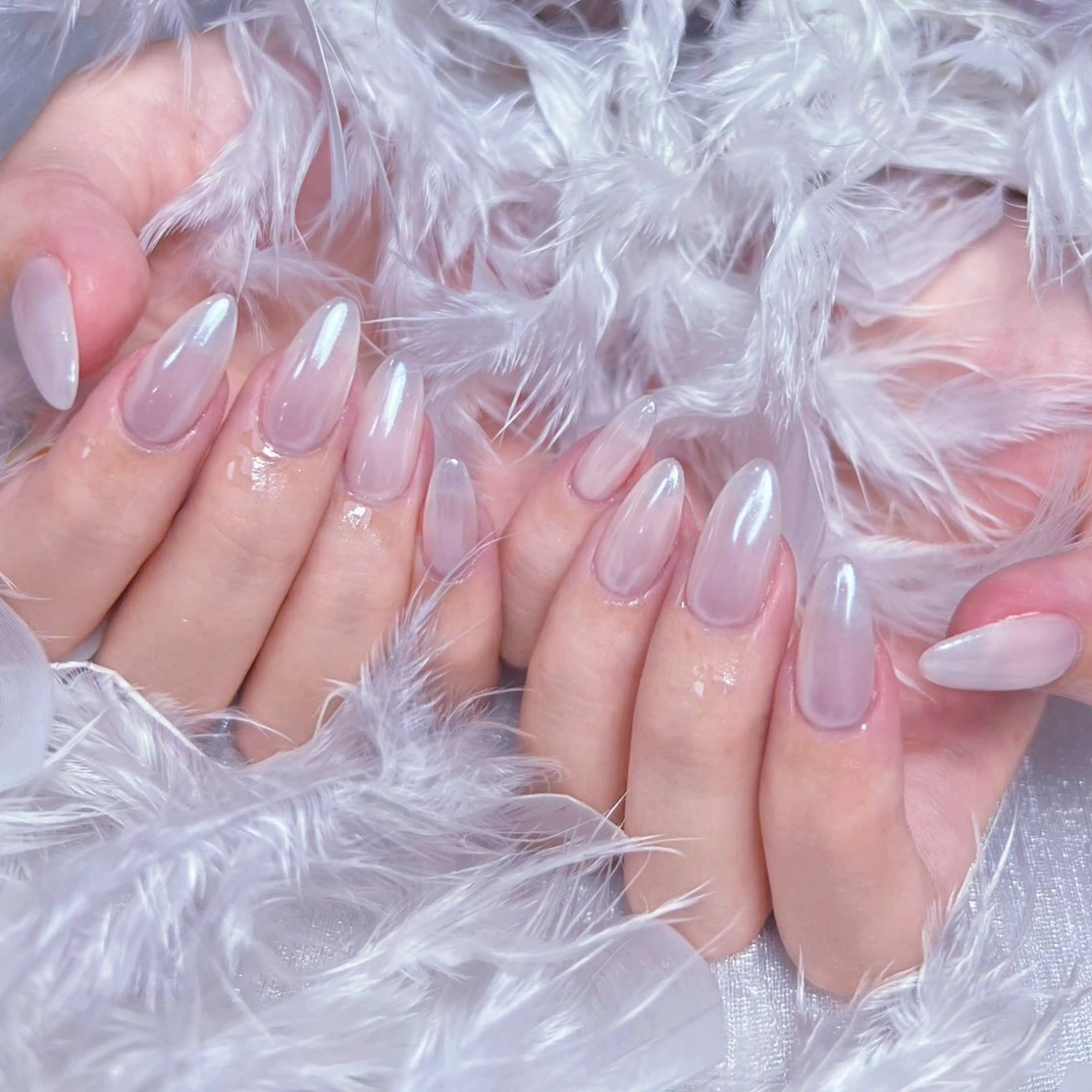 Hand💅🏻ちゅるんベースカラーxパールミラーネイルの写真