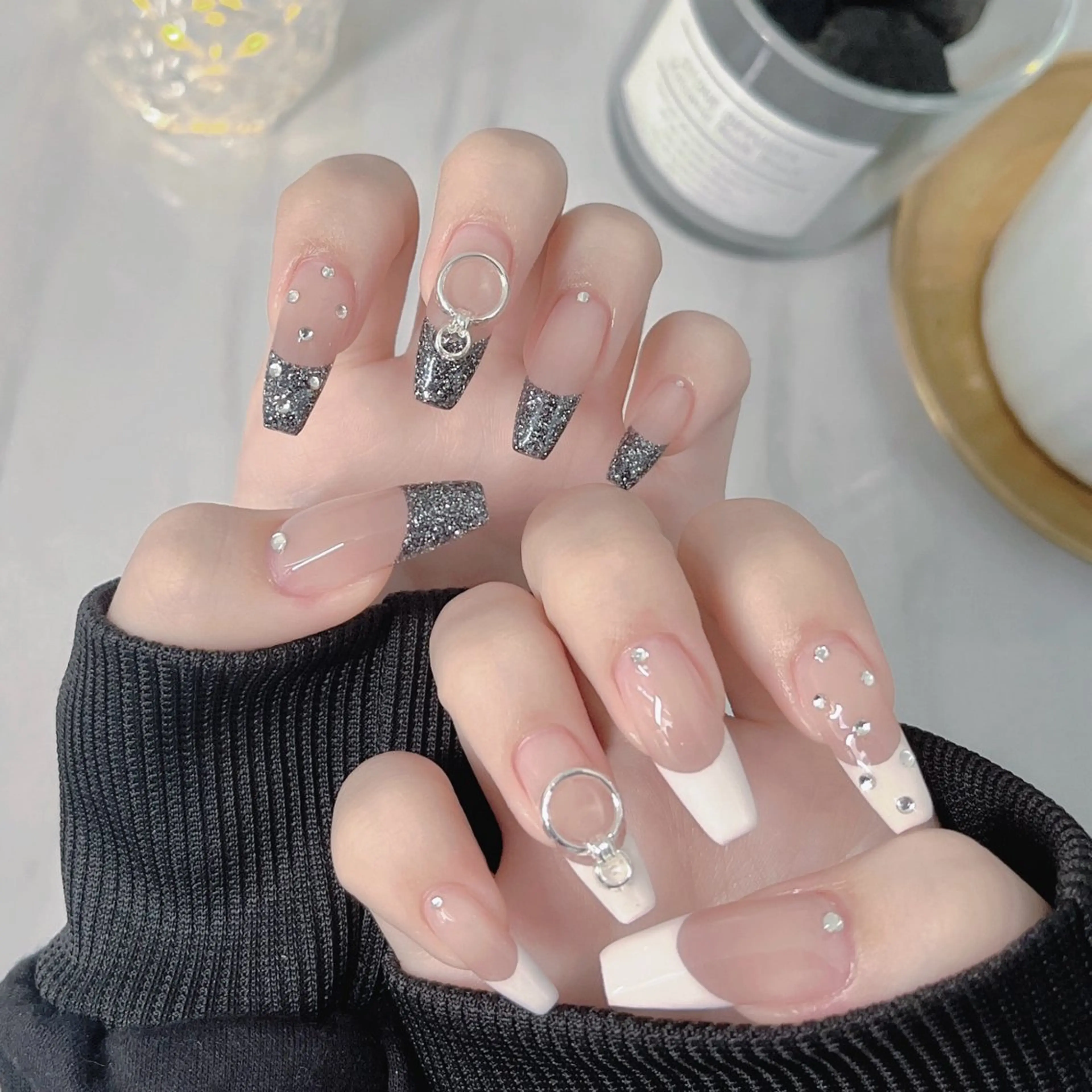 ネイル フットネイル フレンチネイル ジェルネイル ラメ(グリッター) ラメグラデーション ハンドネイル NEO Beauty Salon所属・𝐍𝐄𝐎 𝐉𝐔𝐑𝐈のネイルデザイン