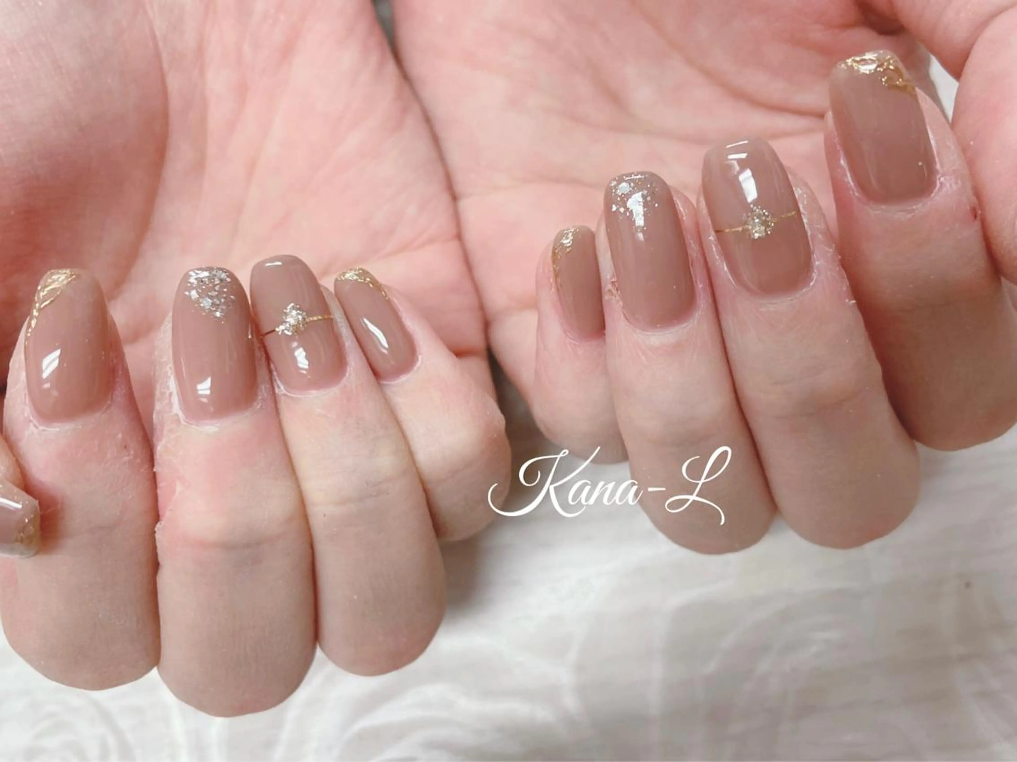 カラー ネイル ゴールド オフィスネイル 芦辺 香奈のネイルデザイン