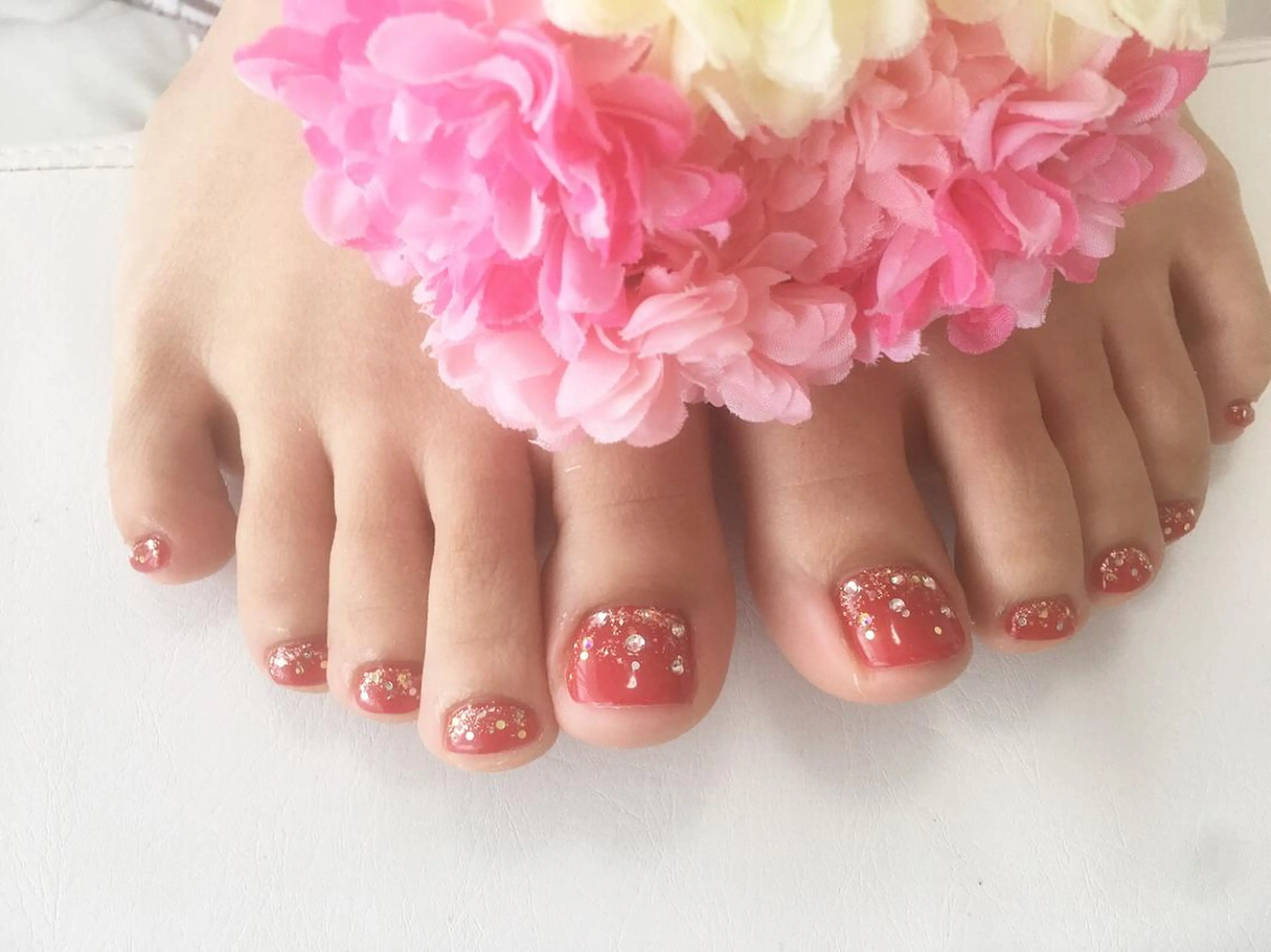 ネイル ゴールド ホログラムネイル ラメ(グリッター) 赤色 Petit Fleur所属・青柳 亜梨奈のマツエク・マツパデザイン