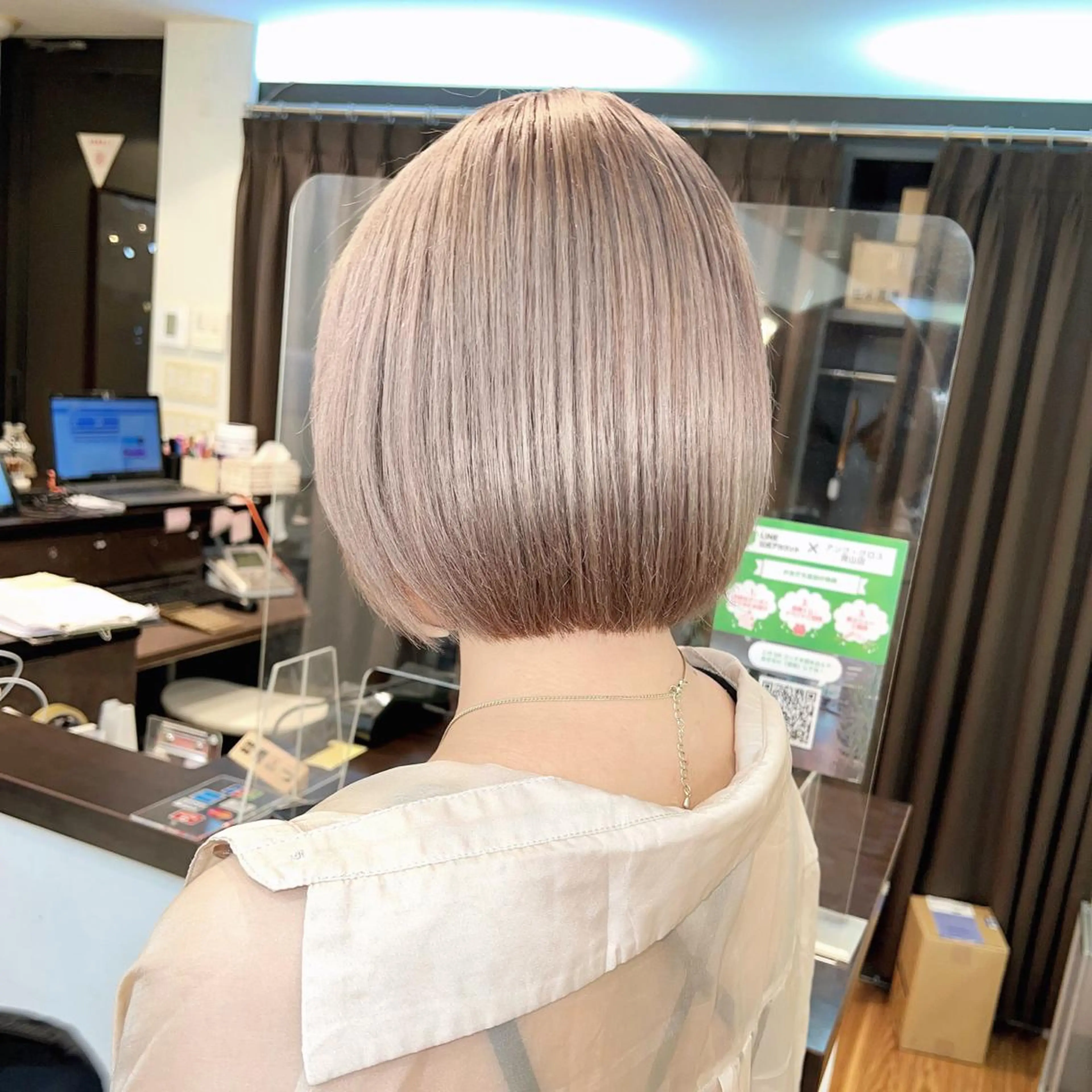 ショート カラー ブリーチ ANKH CROSS 新宿店所属・色ムラ修正の神様 新宿ハイトーンかすみのヘアスタイル